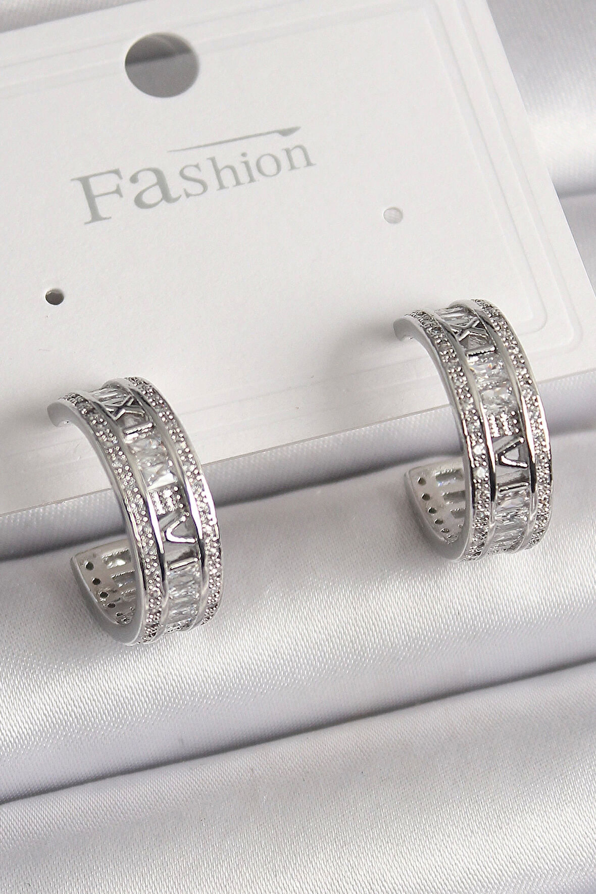 Pirinç Gümüş Renk Zirkon Taşlı İşleme Detay Halka Model Kadın Küpe