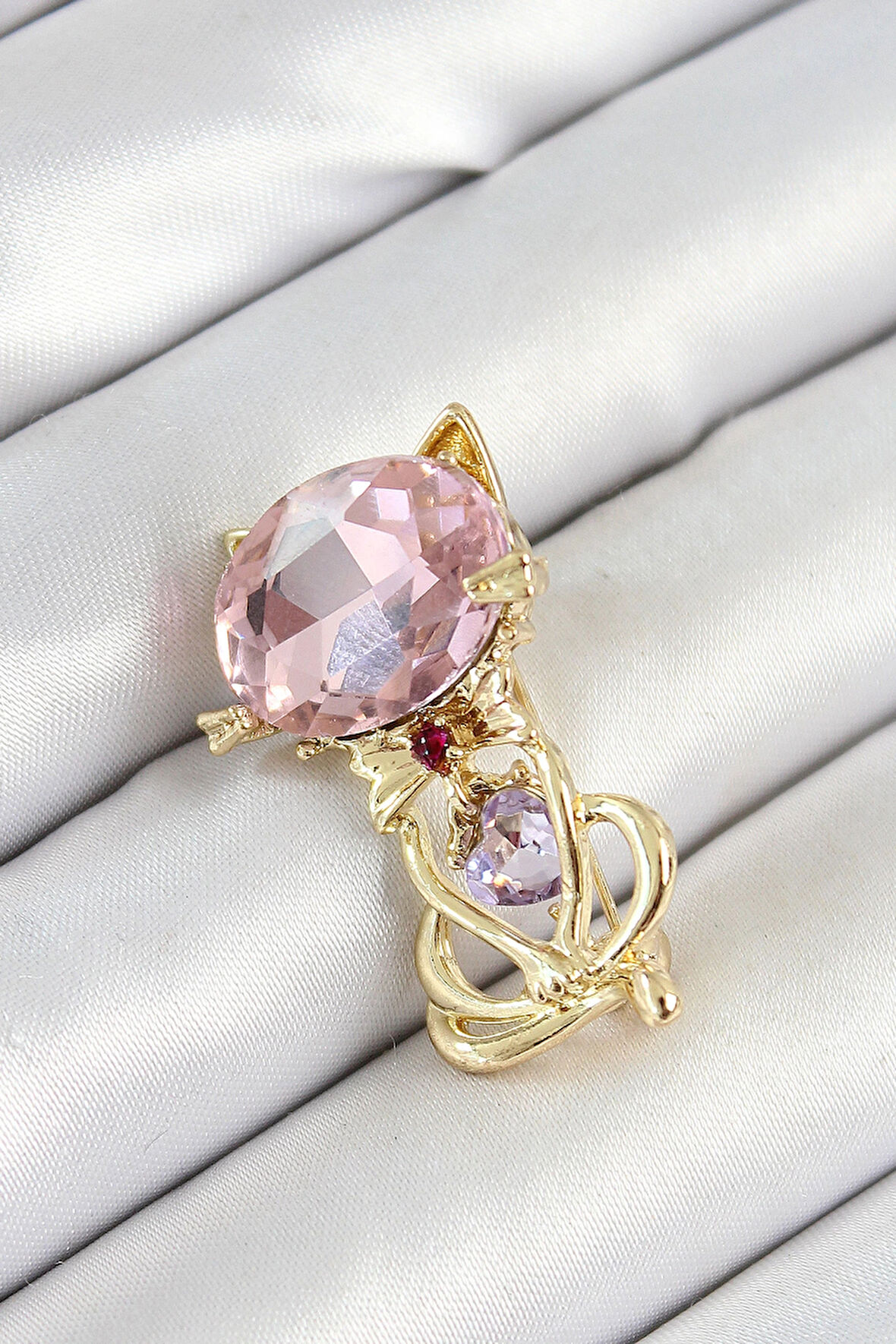 Pembe Zirkon Taşlı Kap Detaylı Kedi Figürlü Gold Renk Kadın Broş