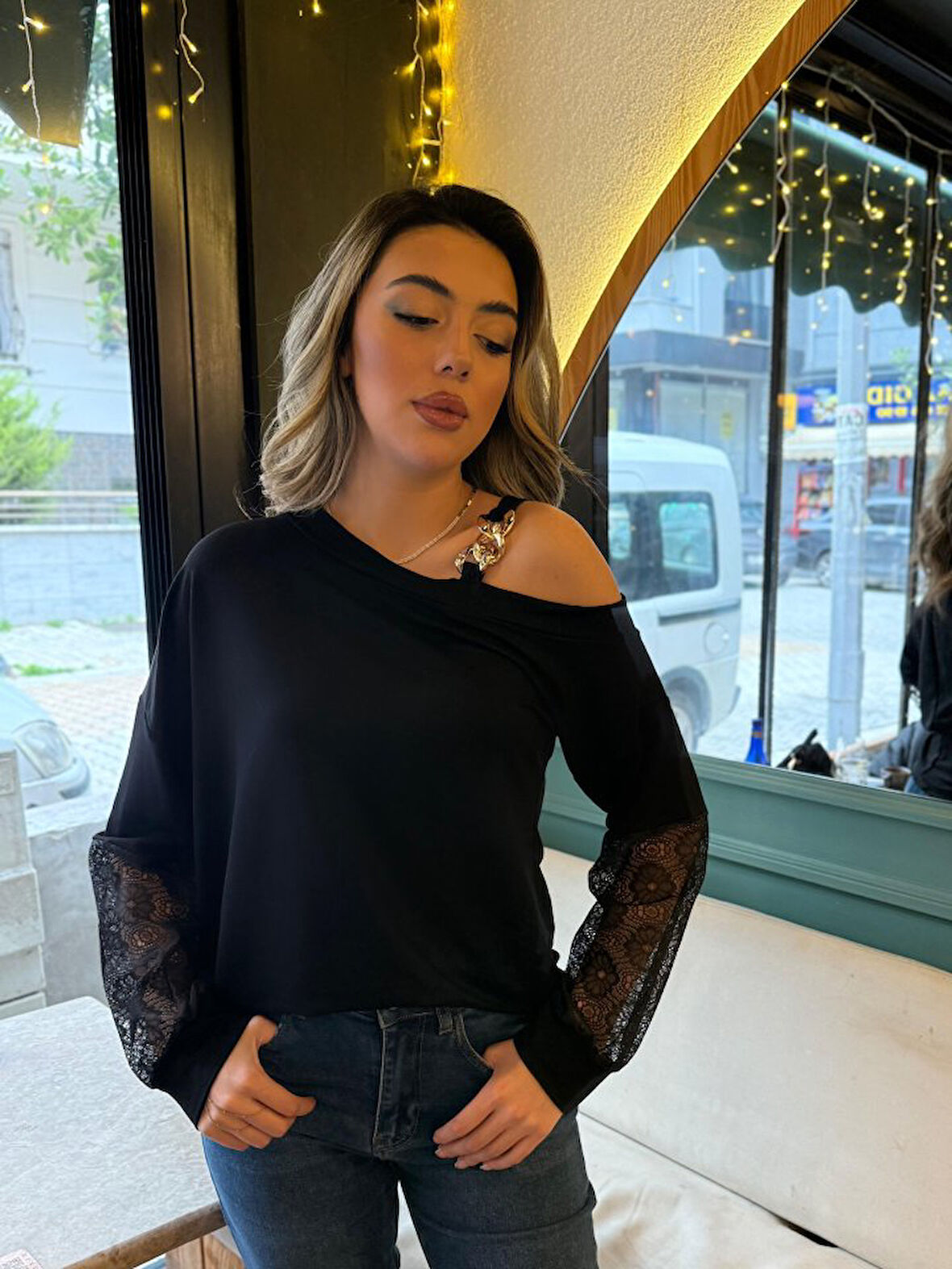 TUA MODA Kadın Uzun Kollu Tek Omuzu Açık Askılı Toka Ve Dantel Detay Viskon Iki Iplik Bluz
