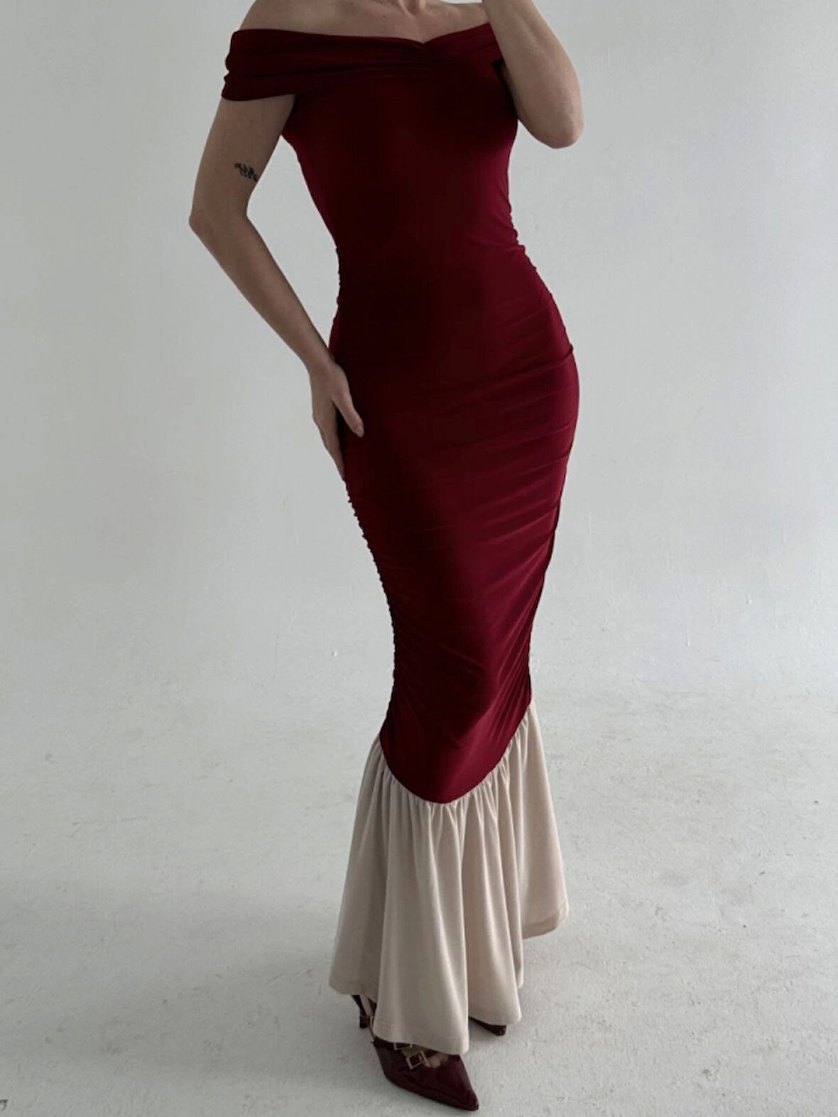 TUA MODA Striptiz Omuzlu Uzun Elbise- Bordo