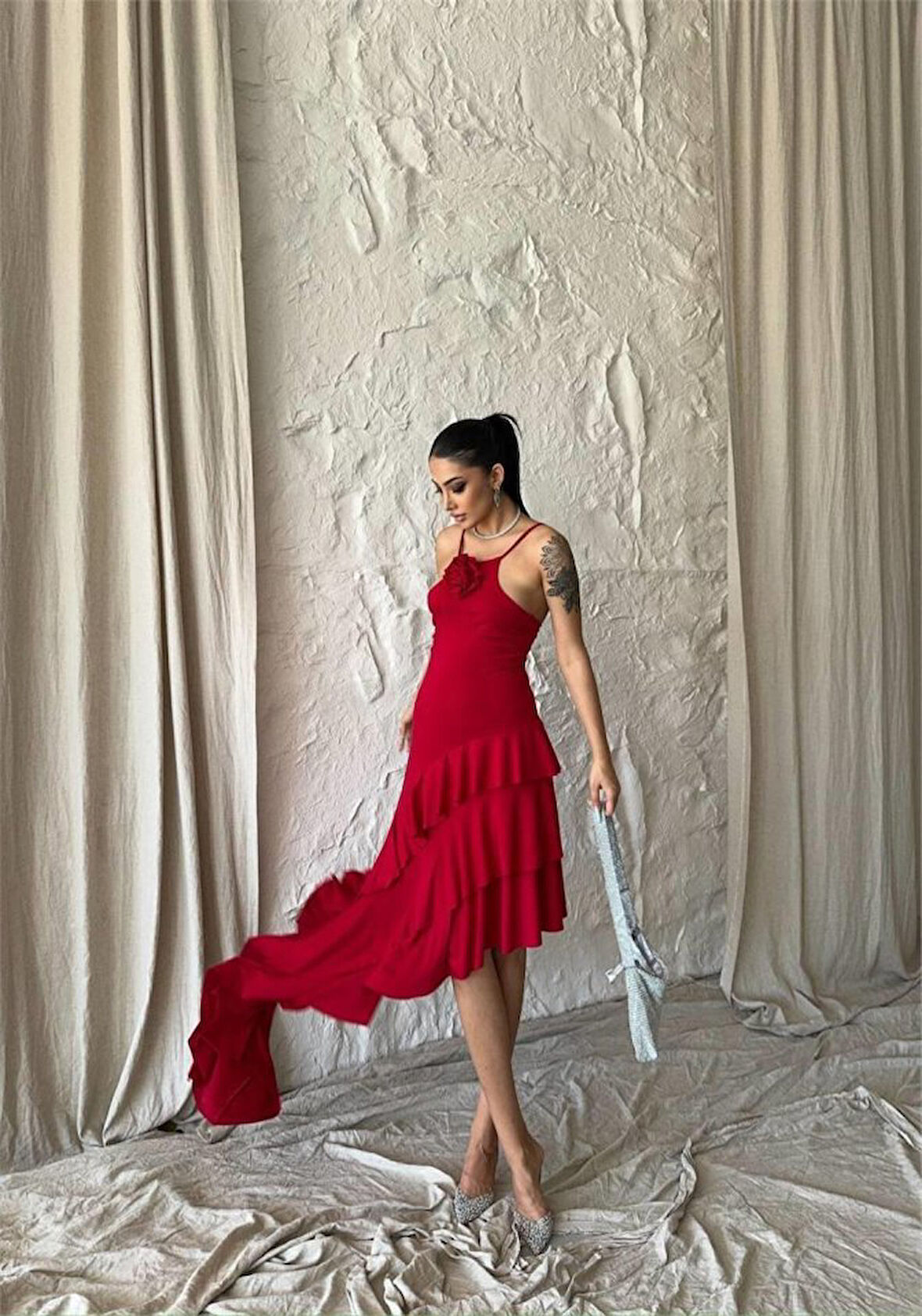 TUA MODA GÜLLÜ ELBİSE ASİMETRİK KATLI - Kırmızı