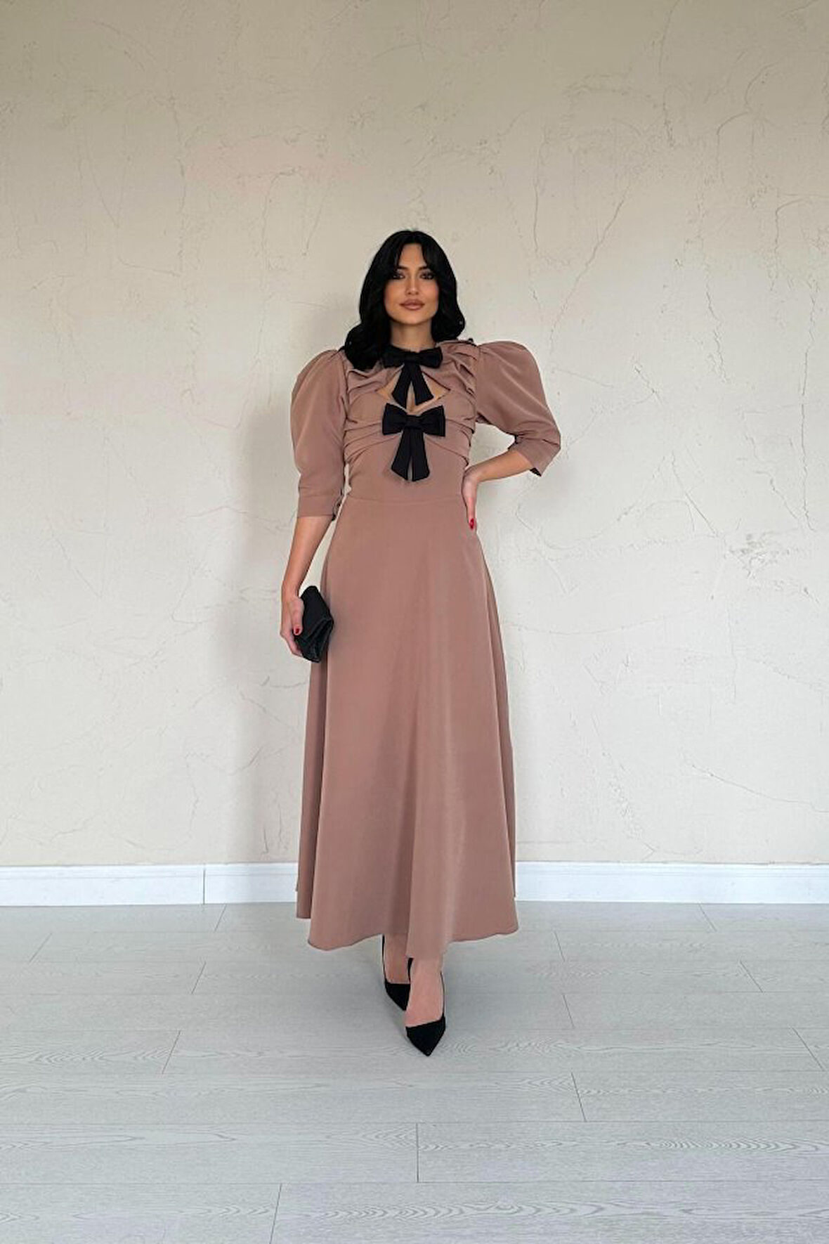 TUA MODA Camel Ön Dekolteli Fiyonk Garnili Uzun Elbise