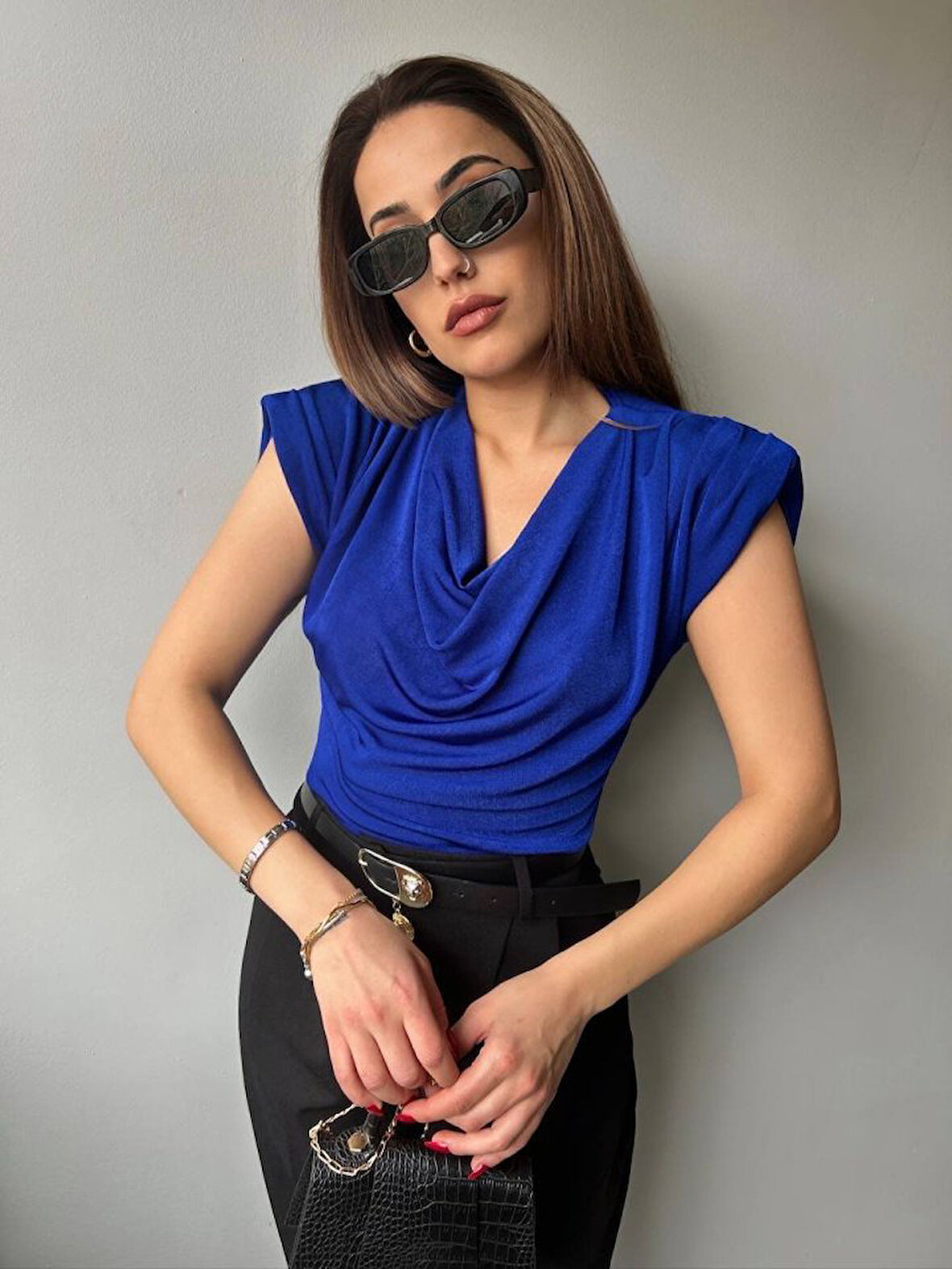 TUA MODA Kadın V Yaka Vatka Detay Kolsuz Dökümlü Bluz