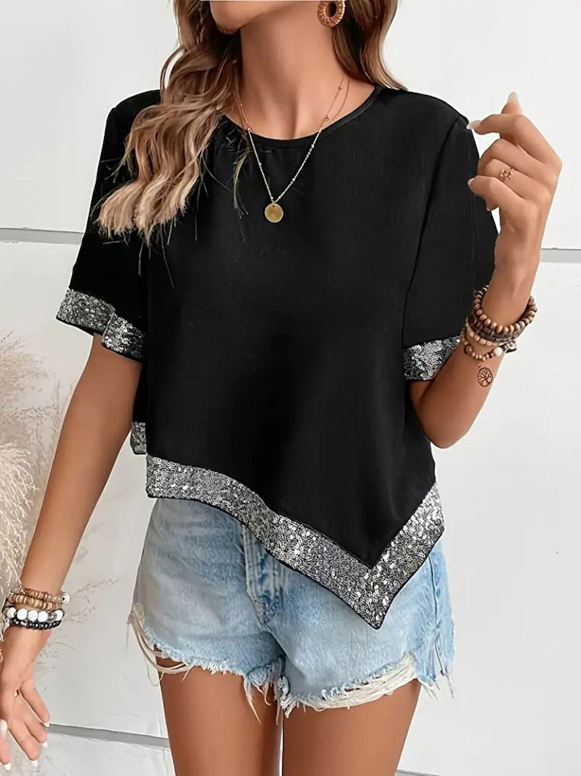 TUA MODA Kadın Kısa Kollu Bisiklet Yaka Asimetrik Kesim Detaylı Pul Payetli Krep Bluz