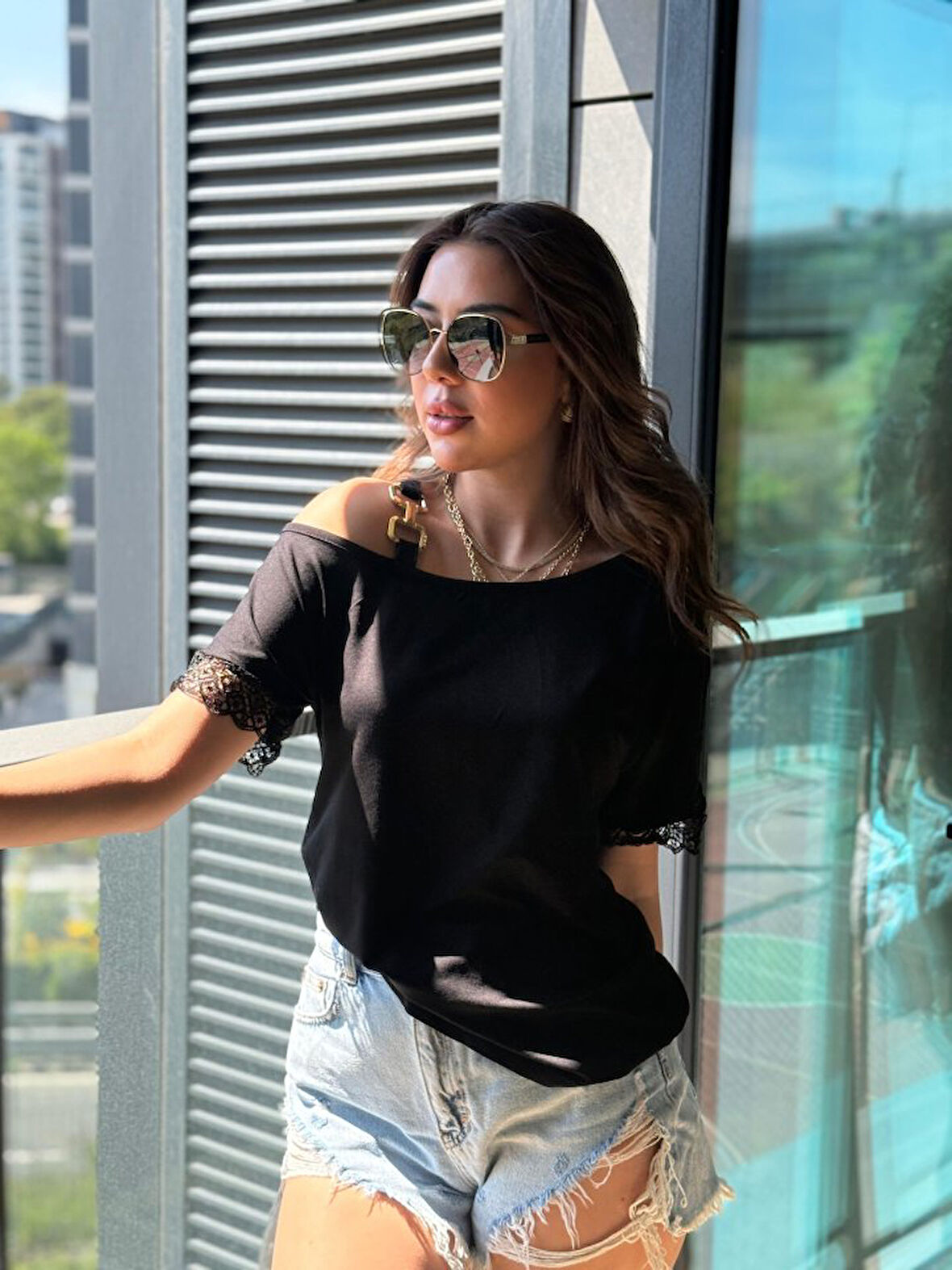 TUA MODA Kadın Tek Omuzu Askılı Kısa Kollu Toka Detaylı Dantelli Viskon Bluz