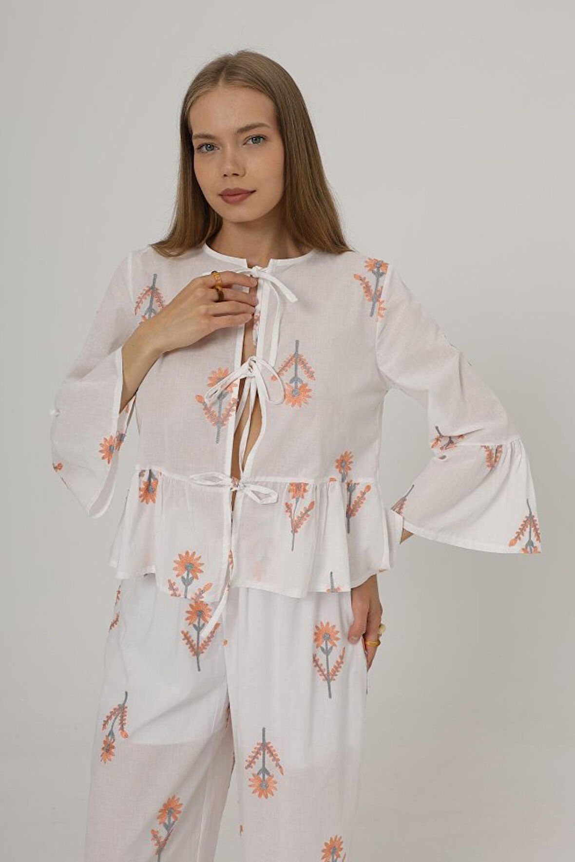 TUA MODA Fiyonk Bağlamalı Brode Bluz - Beyaz