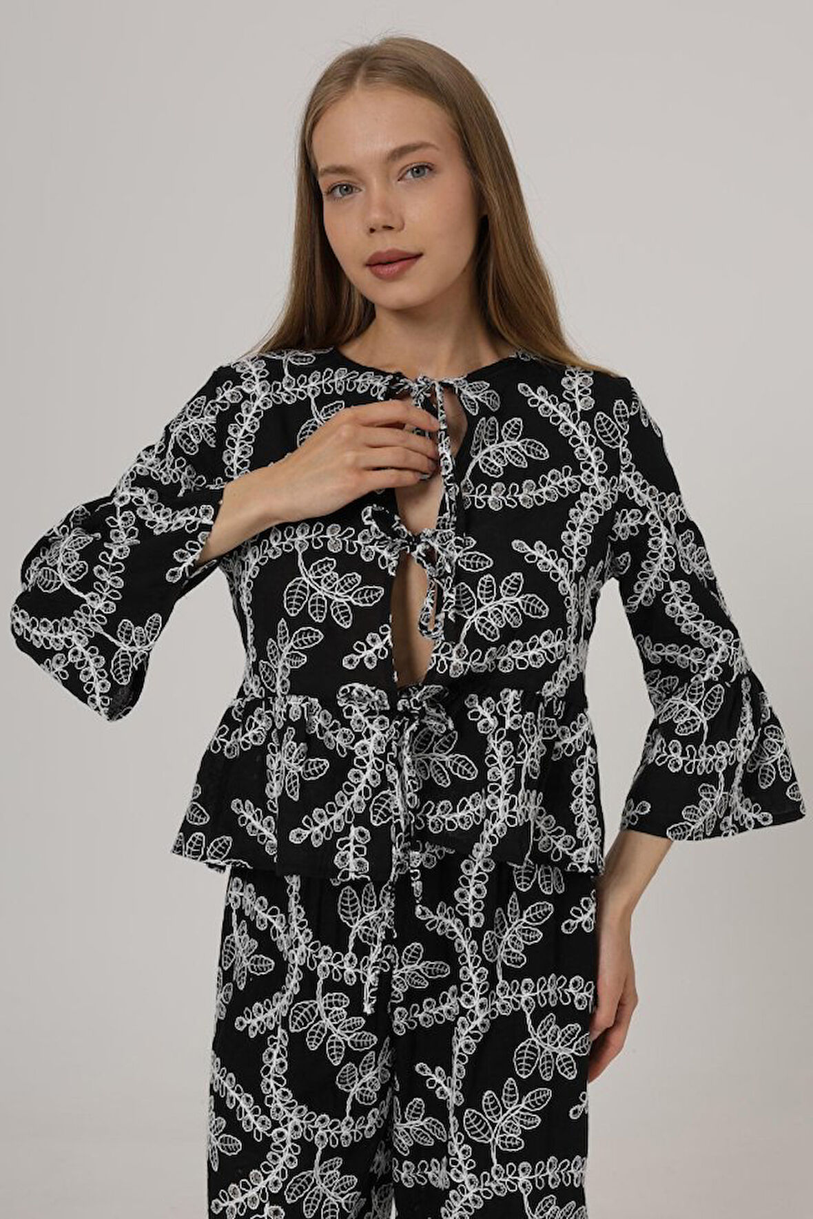 TUA MODA Fiyonk Bağlamalı Brode Bluz - Siyah