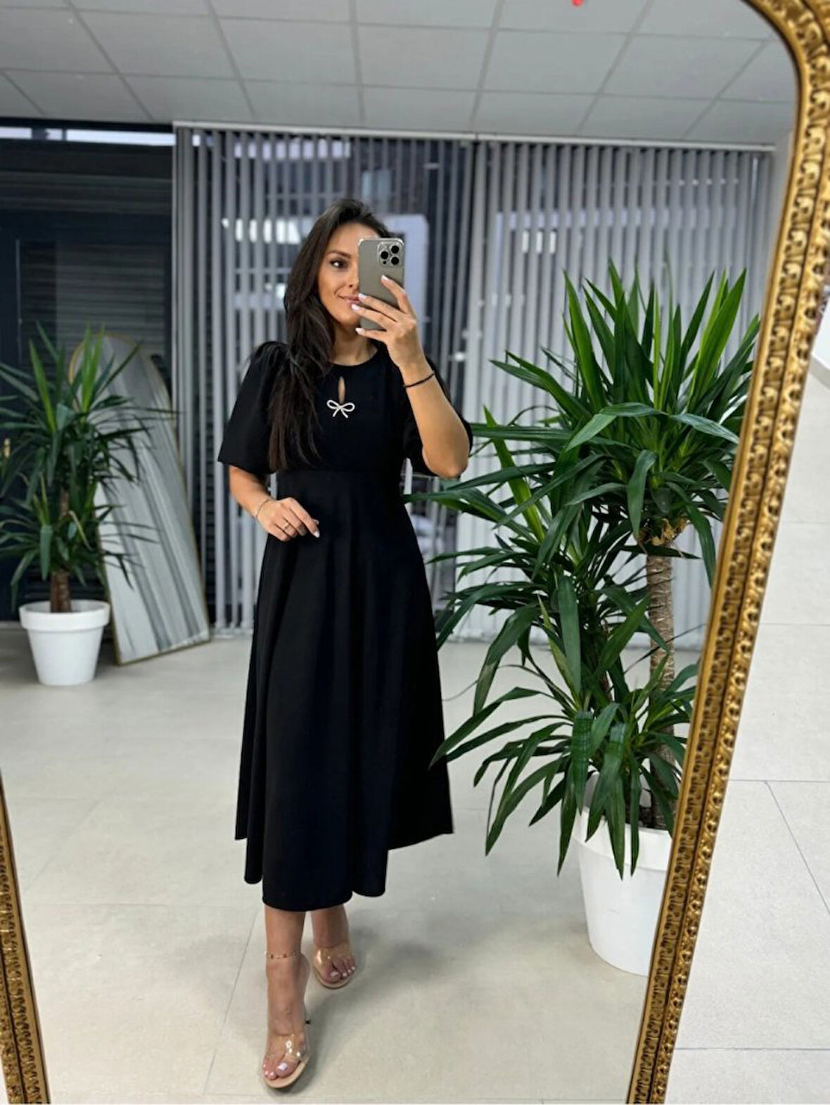 TUA MODA Kadın Kısa Kollu Bisiklet Yaka Fiyonk Broşlu Midi Janjan Krep Elbise