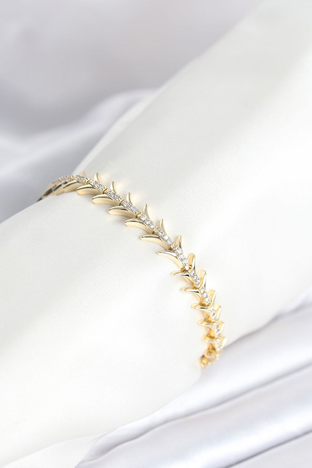 TUA MODA Pirinç Gold Renk Balık Sırtı Model Zirkon Taşlı Kadın Bileklik