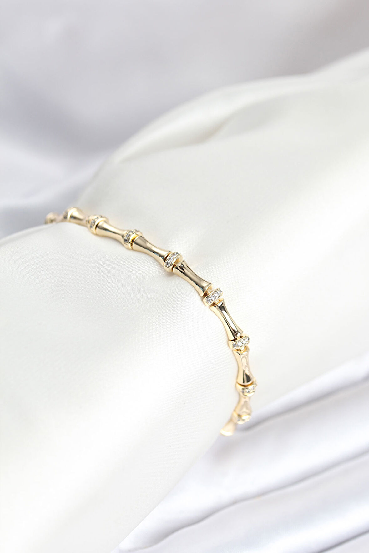 TUA MODA Pirinç Gold Renk Kemik Model Zirkon Taşlı Kadın Bileklik