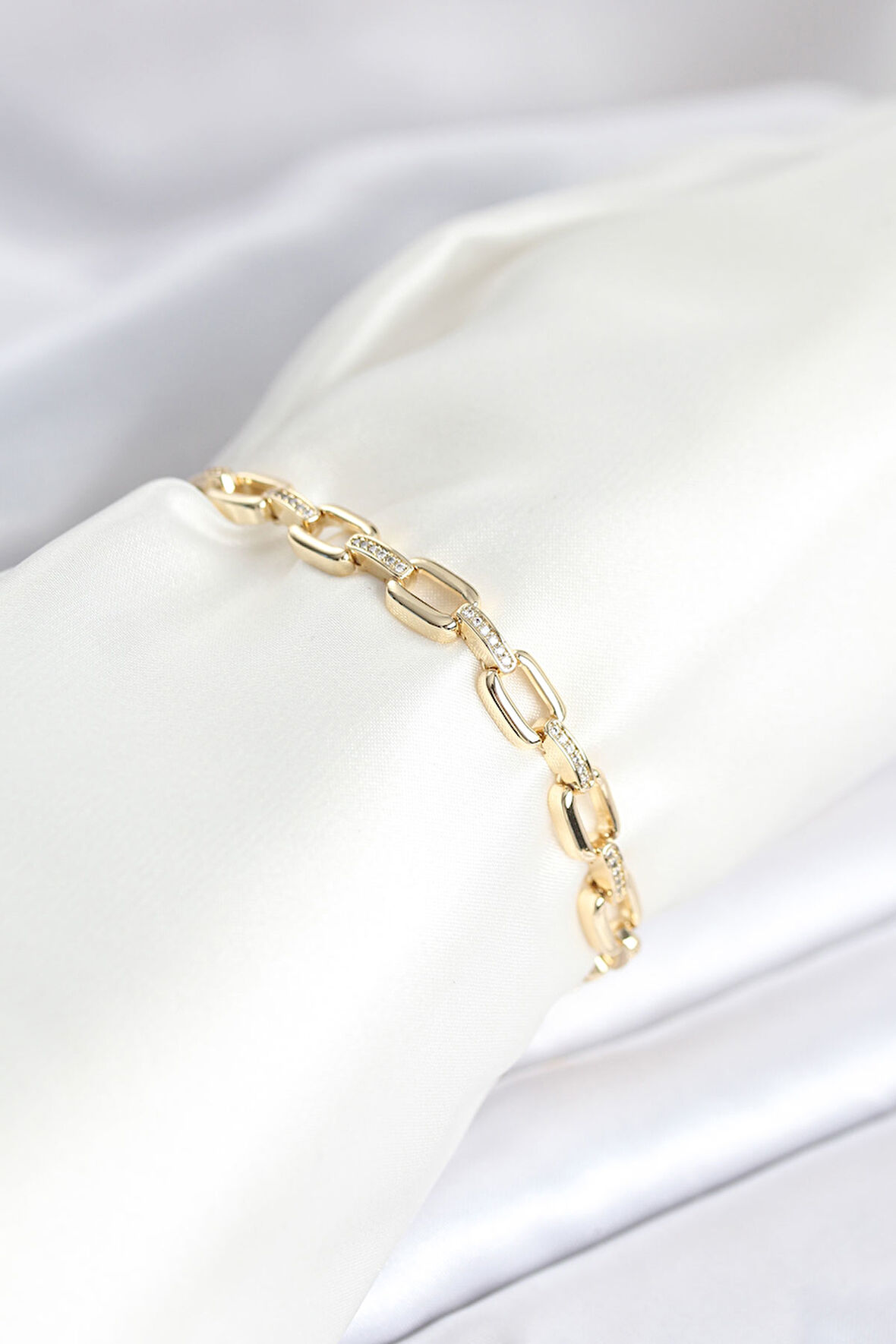 TUA MODA Pirinç Gold Renk Kare Zincir Model Zirkon Taşlı Kadın Bileklik