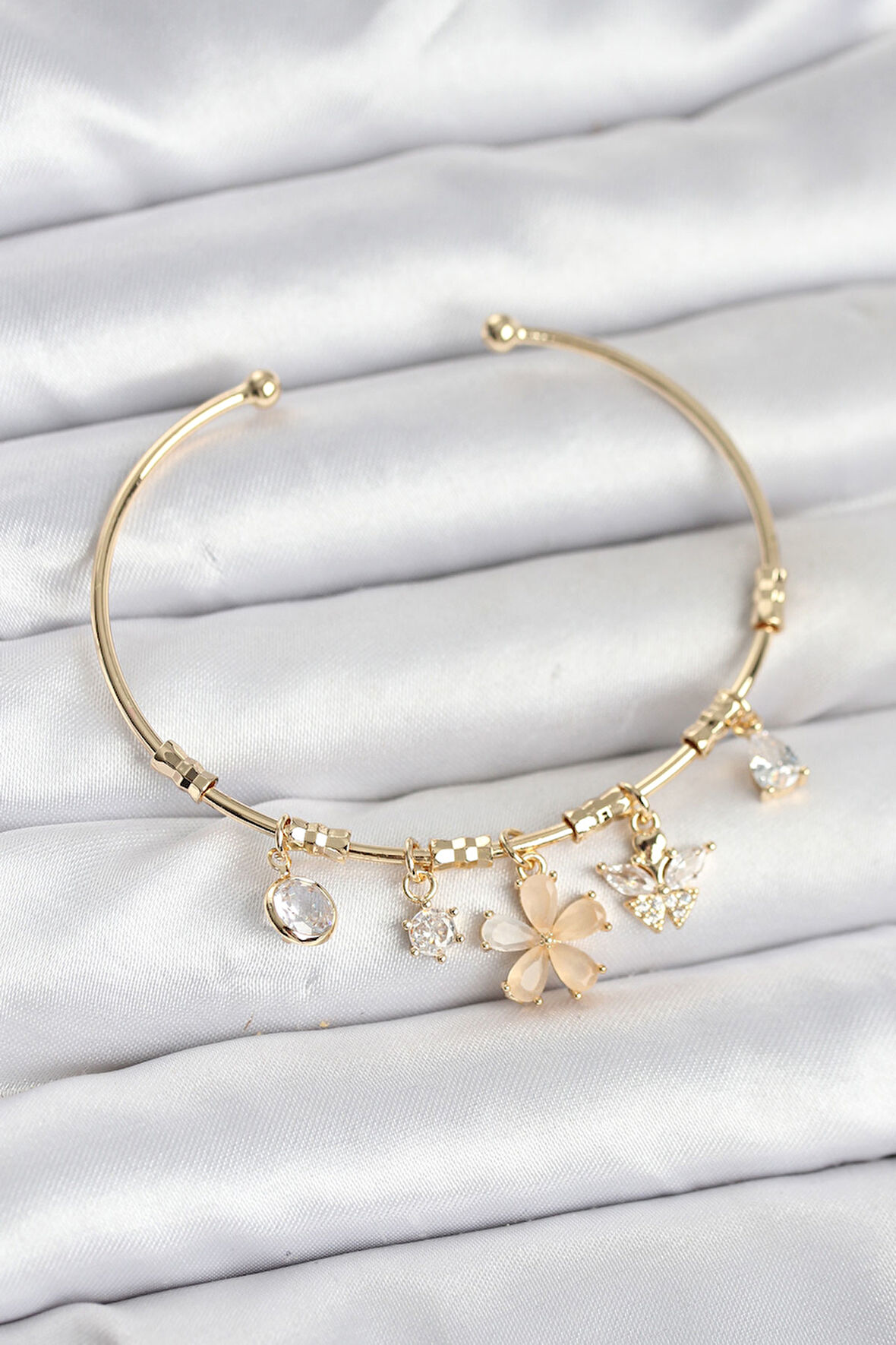 TUA MODA Çiçek ve Kelebek Charmlı Gold Renk Pirinç Kadın Bileklik