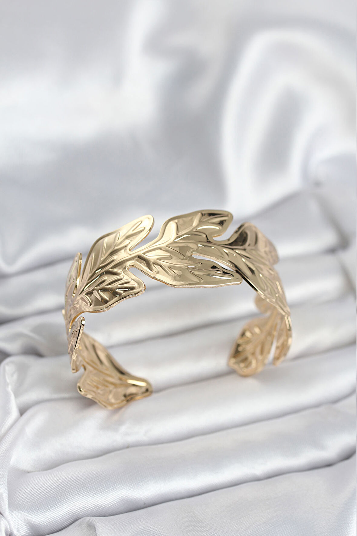 TUA MODA Gold Renk Pirinç Levha Yaprak Model Kadın Bileklik