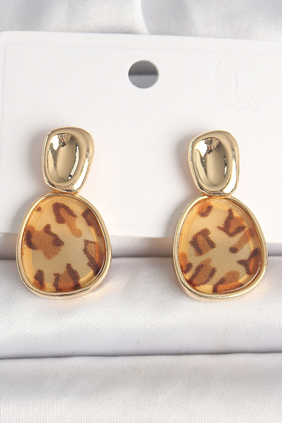 TUA MODA Pirinç Gold Renk Sallantı Leopar Desen Kare Model Kadın Küpe