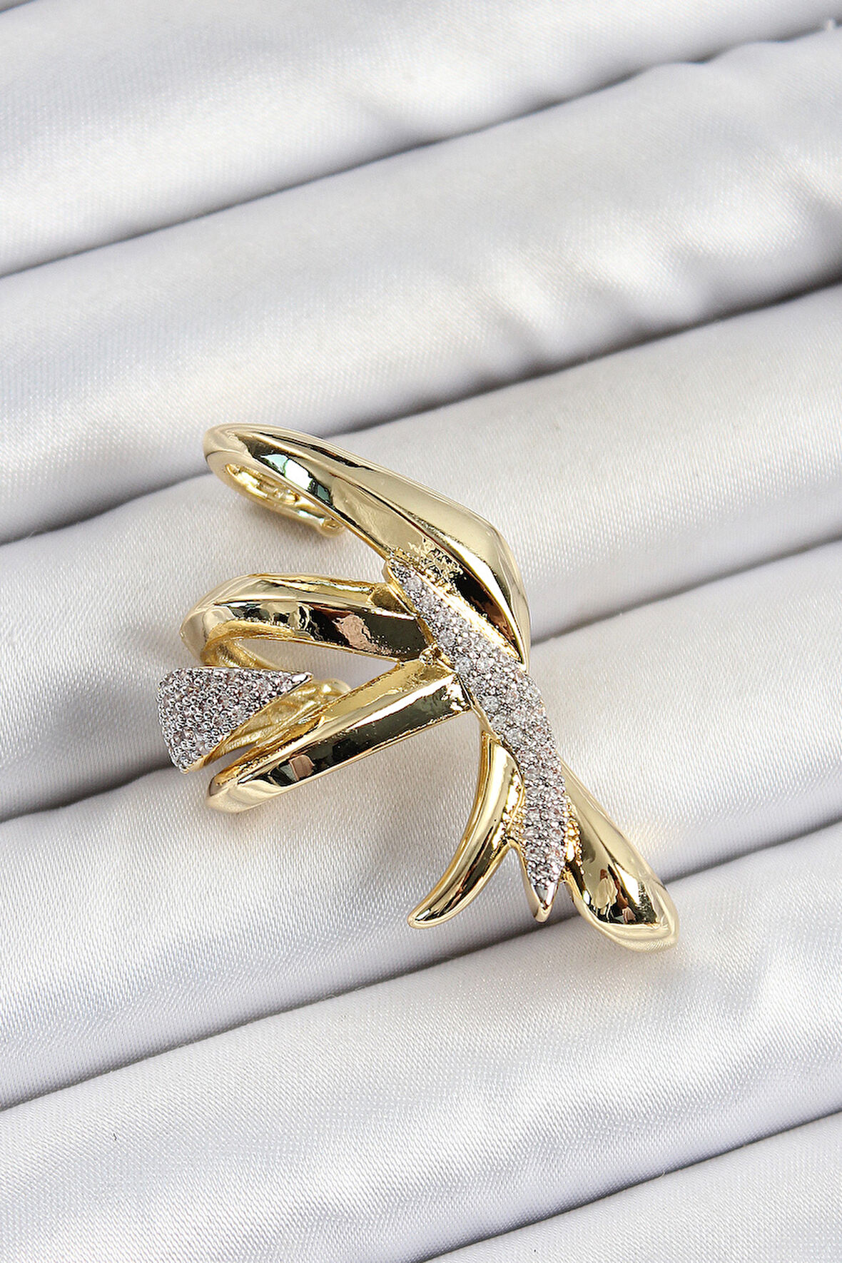 TUA MODA Pirinç Zirkon Taşlı Sıkıştırma Sağ Kıkırdak Gold Renk Kadın Küpe