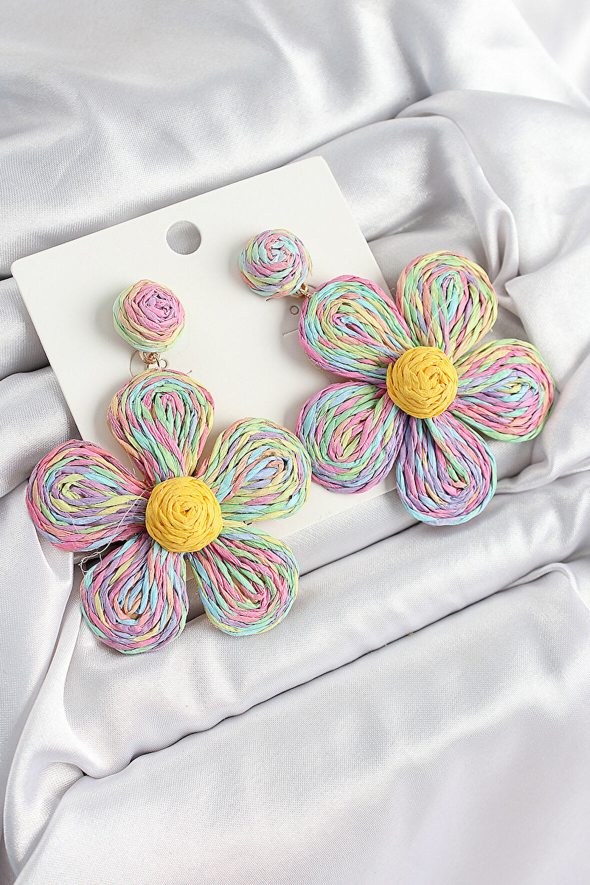 TUA MODA Pirinç Rainbow Papatya Model Gold Renk Kadın Hasır Küpe