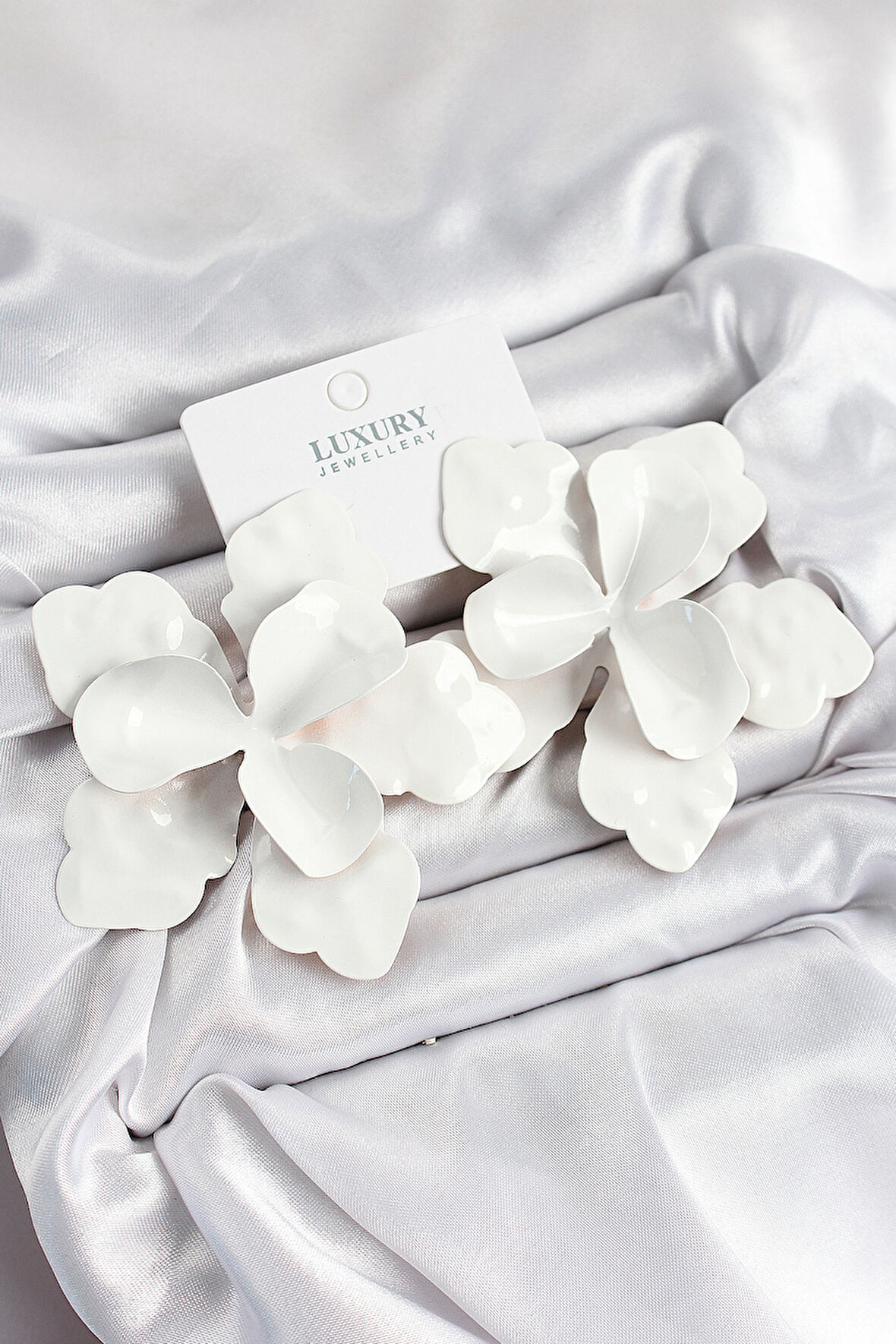 TUA MODA Pirinç Beyaz Çiçek Model Kadın Küpe