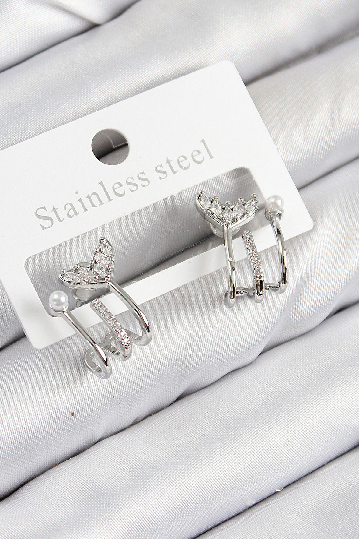 TUA MODA Pirinç Zirkon Taşlı İnci Detaylı Balık Kuyruğu Model Gümüş Renk Kadın Küpe