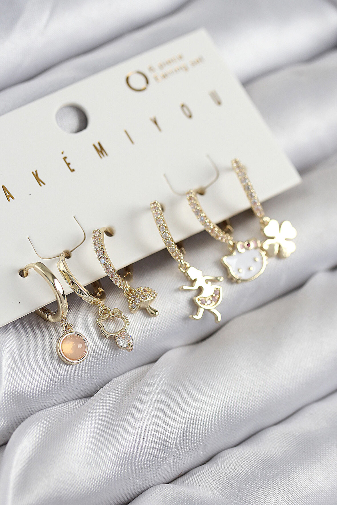 TUA MODA Pirinç Zirkon Taşlı Hello Kity Ve Yonca Model Gold Renk 6'lı Küpe Set