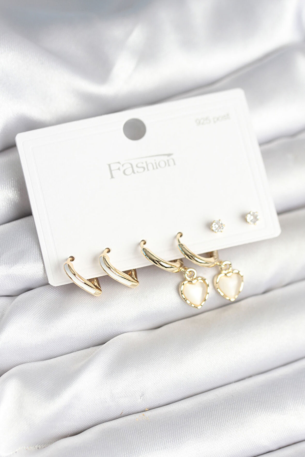 TUA MODA Pirinç Gold Renk Kalp Detaylı 925 Ayar Gümüş Çivili Kadın Küpe Seti