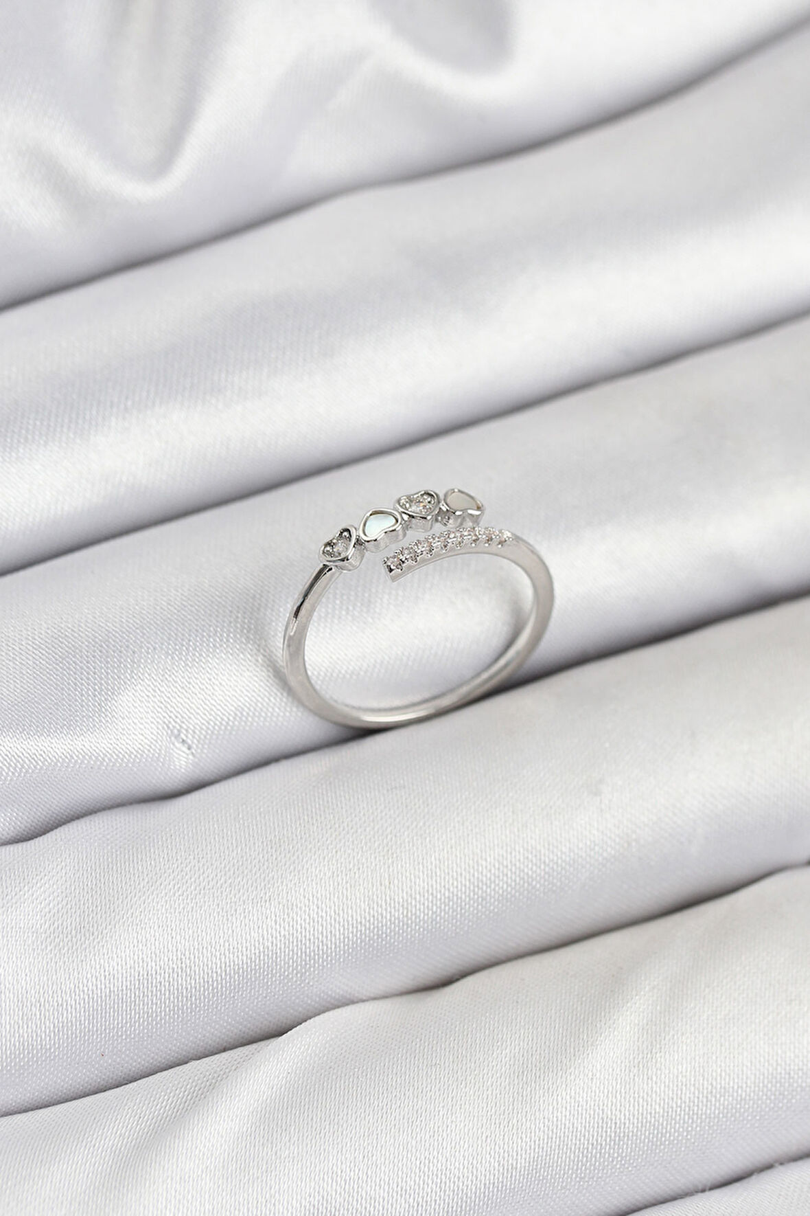 TUA MODA Pirinç Gümüş Renk Kalpli Detaylı Zirkon Taşlı Kadın Yüzük