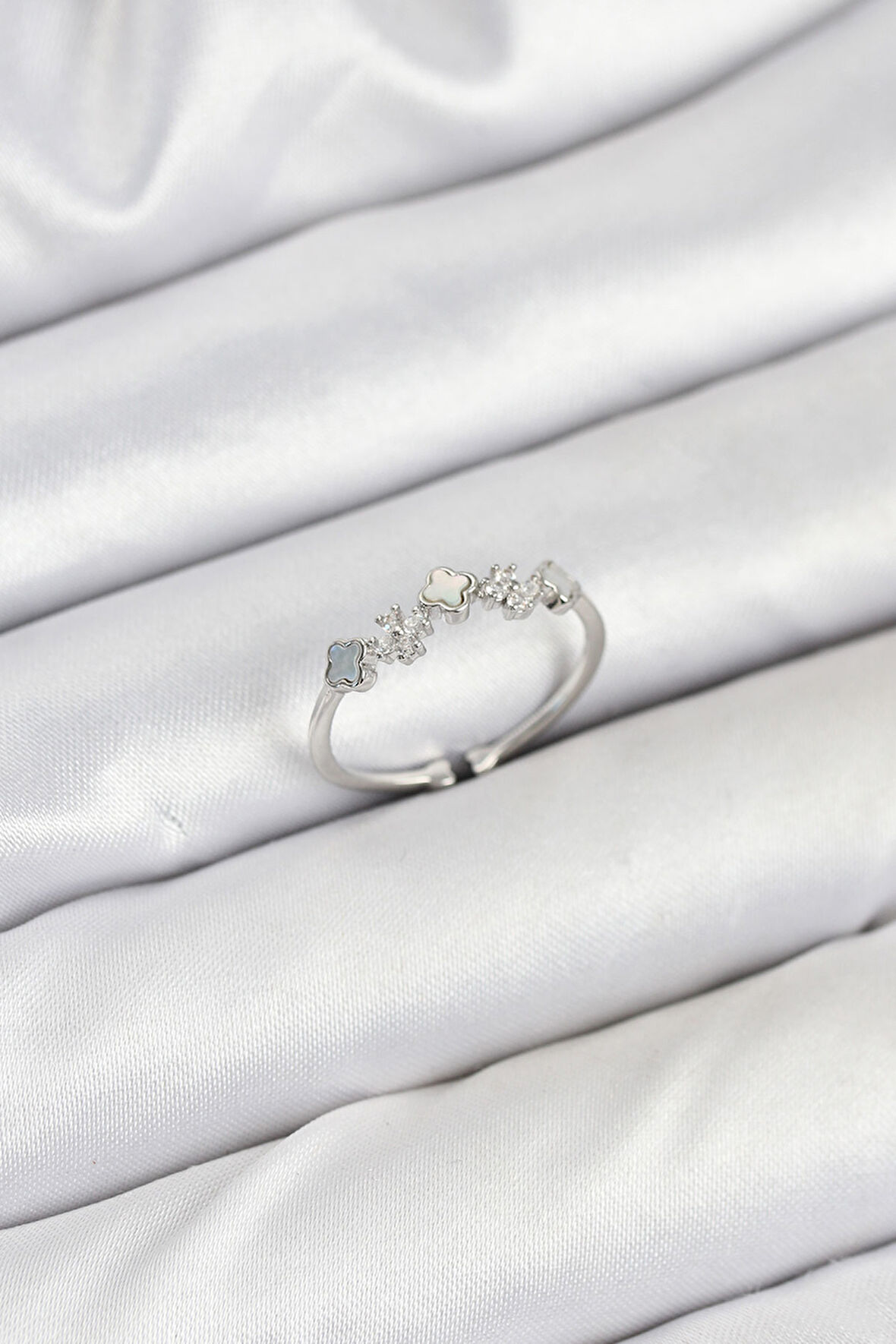 TUA MODA Pirinç Gümüş Renk Minimal Yonca Detaylı Kadın Yüzük