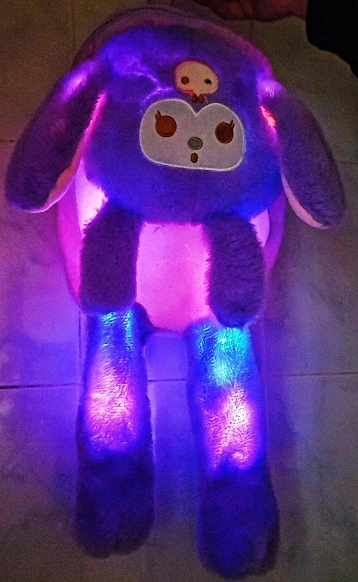 KUROMİ IŞIKLI FİGÜRLÜ PELUŞ SIRT ÇANTASI 