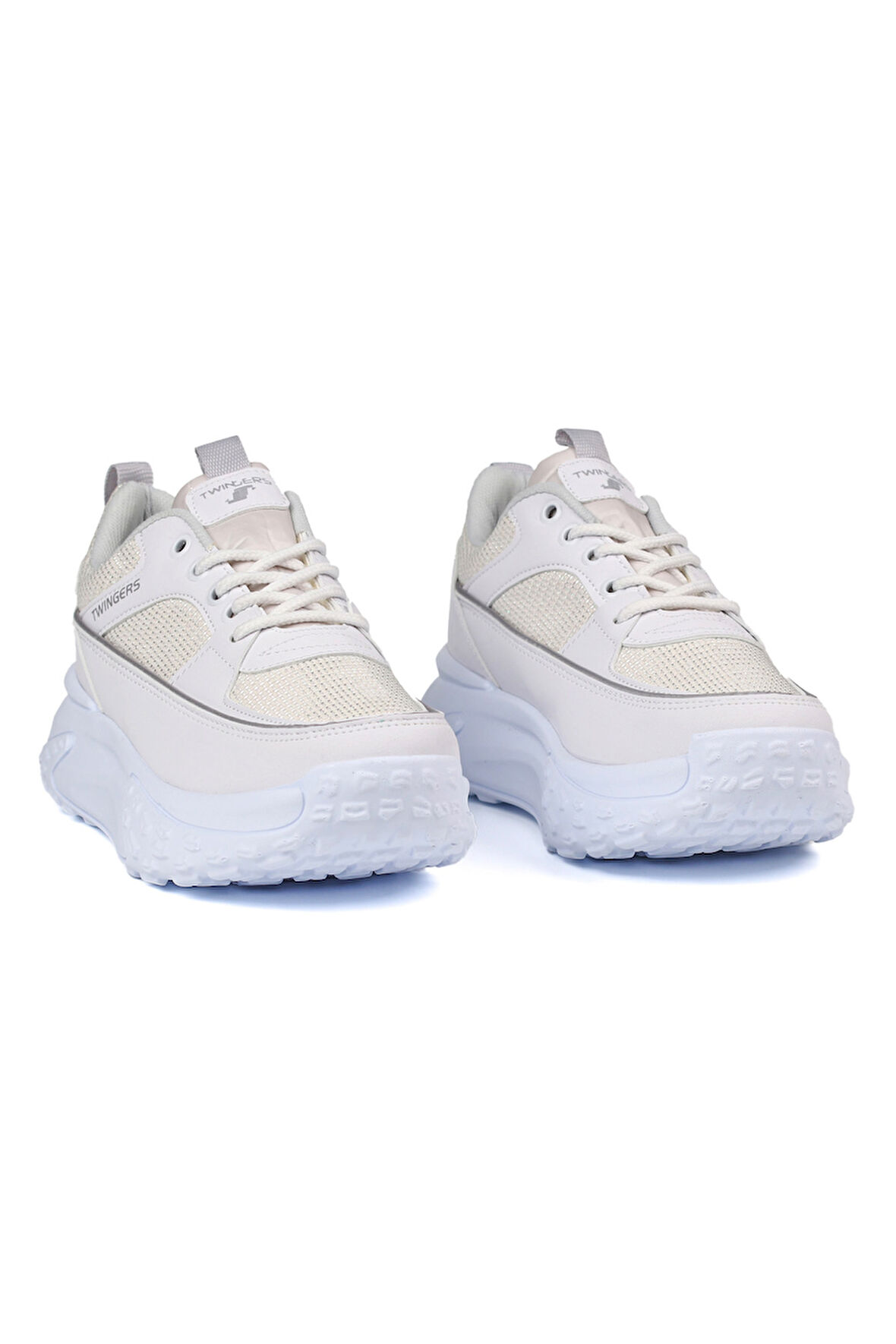 Kadın Kalın Tabanlı Beyaz Parlak Sneaker Spor Ayakkabı – Rahat, Şık ve Günlük Kullanıma Uygun