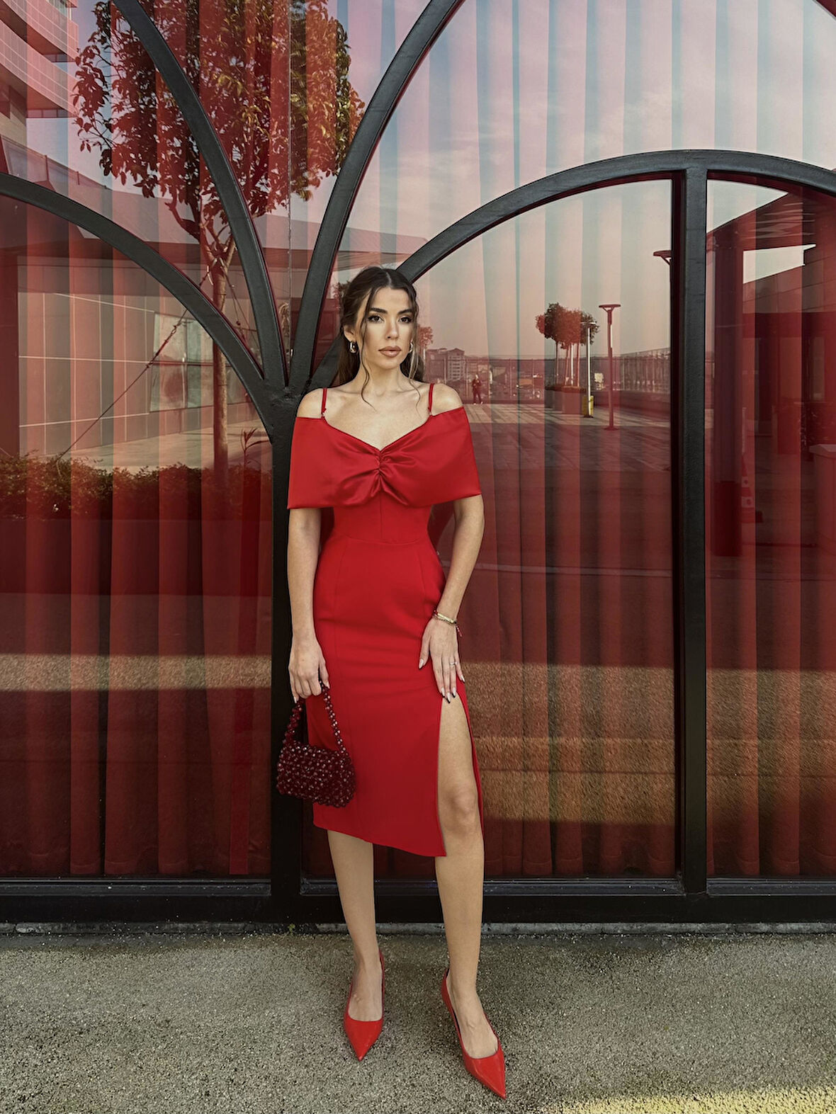 Amanda Kurdele Detay Askılı Yırtmaçlı Elbise