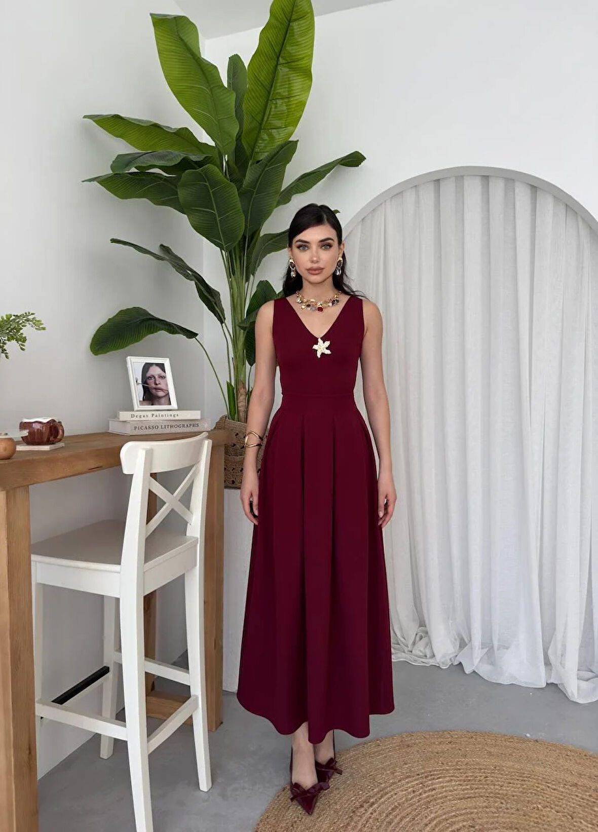 Yıldız Aksesuarlı Atlas Tasarım Pileli Elbise