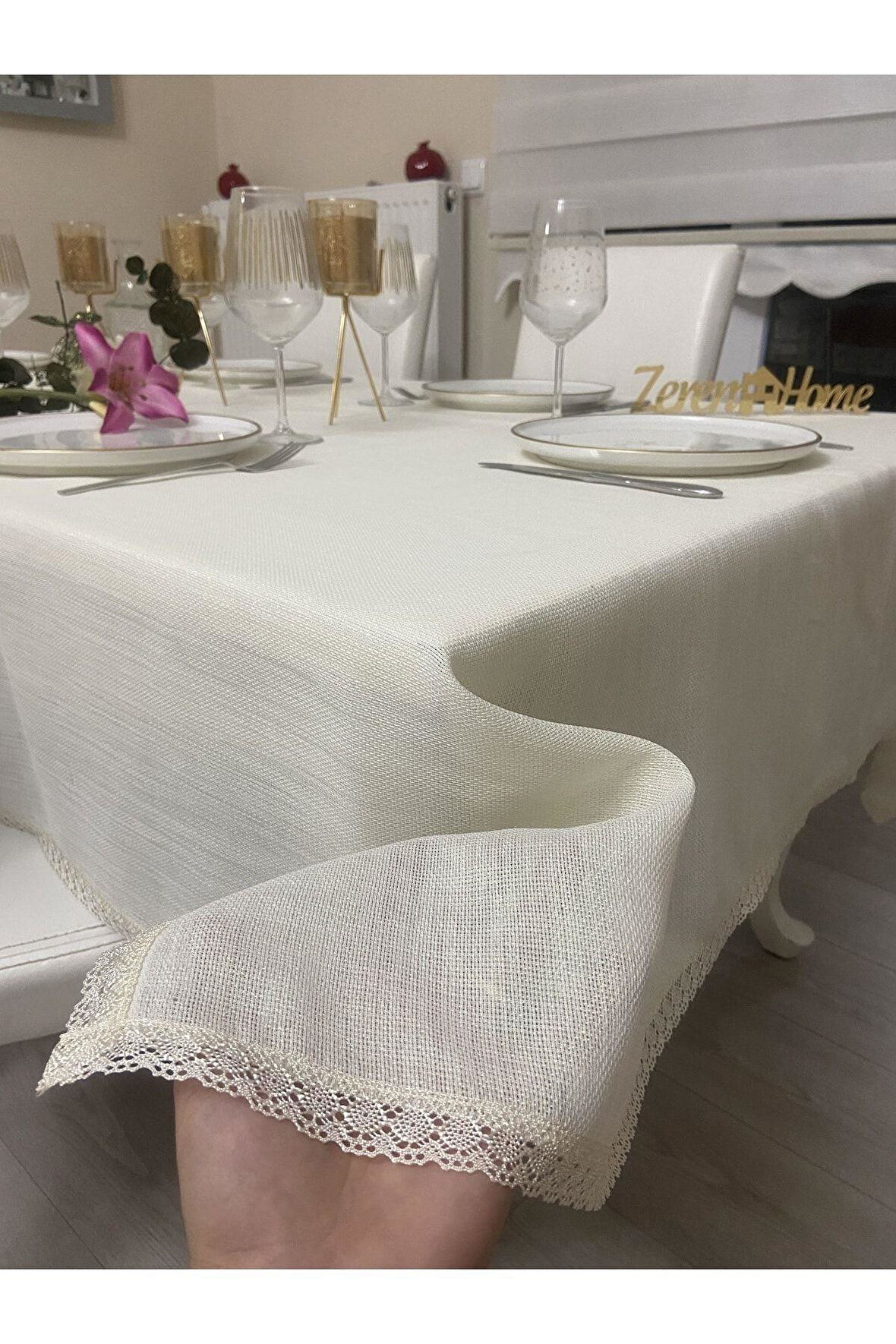 Dantel Detaylı Simli Dertsiz Masa Örtüsü Krem