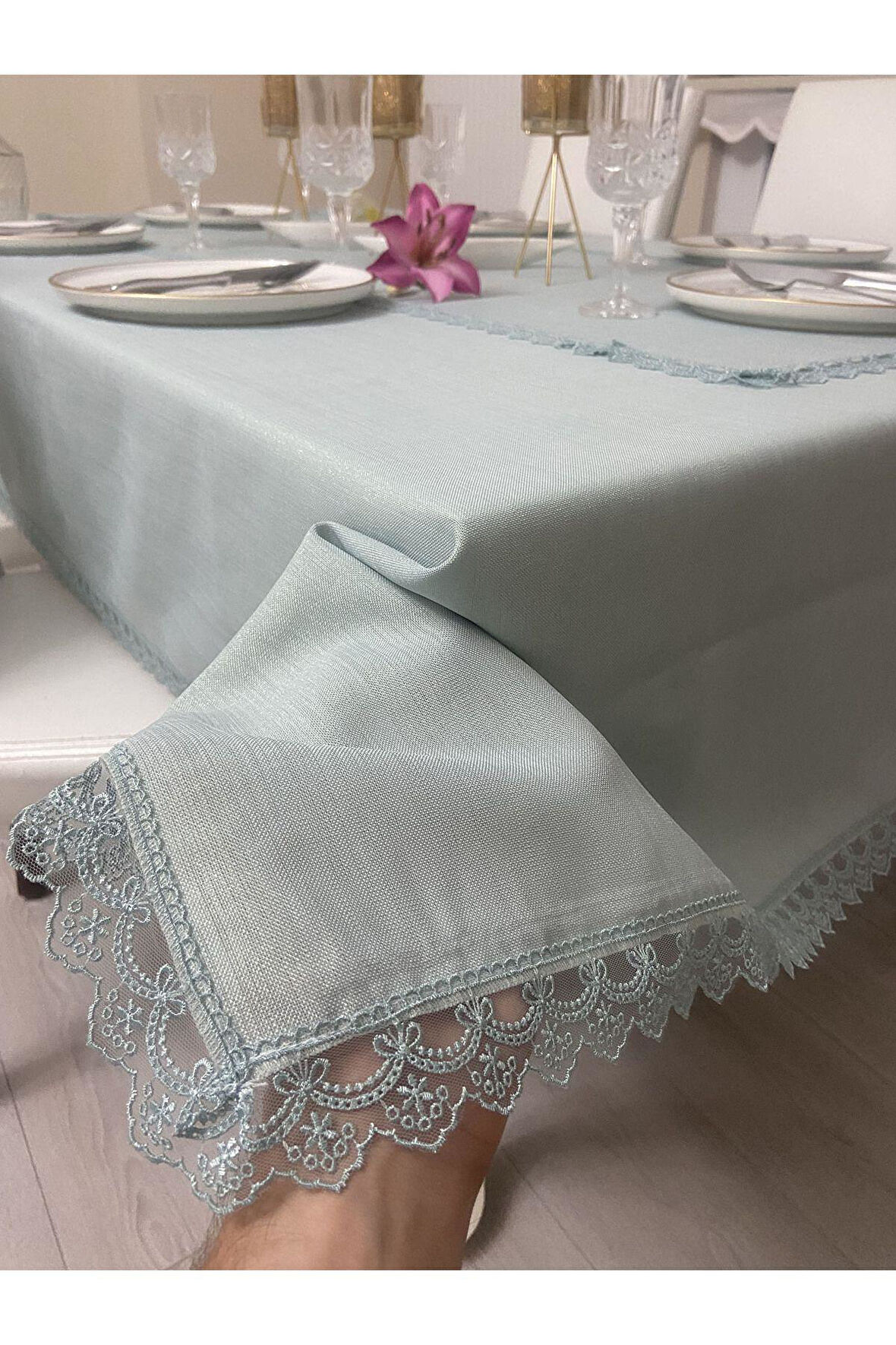 Dantel Detaylı Dertsiz Simli Maldiv Masa Örtüsü 13 Parça