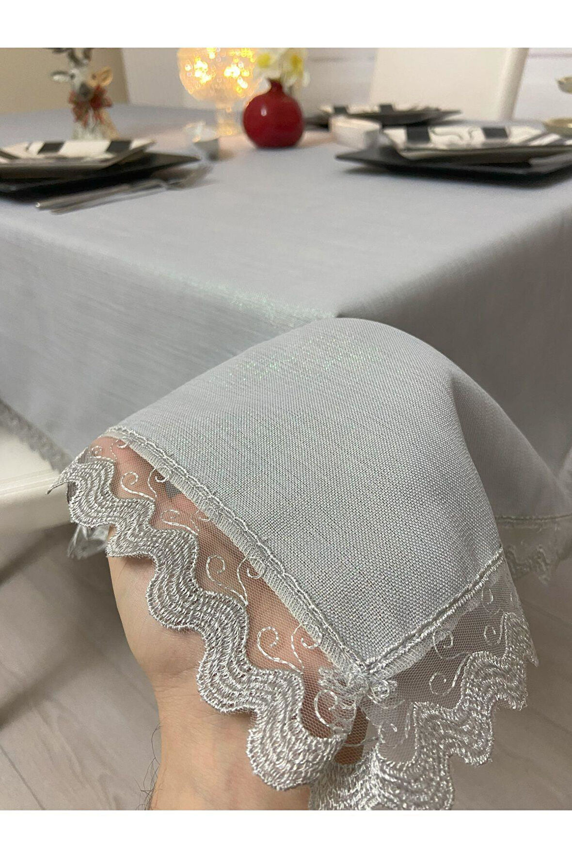Dantel Detaylı Simli Dertsiz Masa Örtüsü Gri