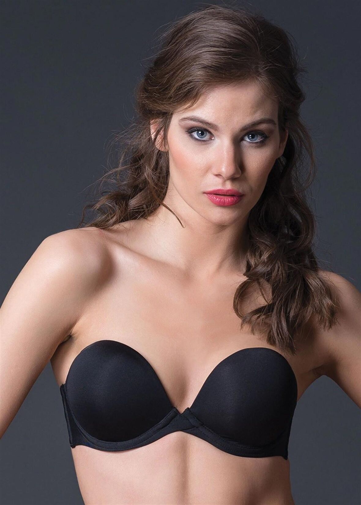 2087 - Düz Kumaşlı Çok Dolgulu Askısız Sütyen