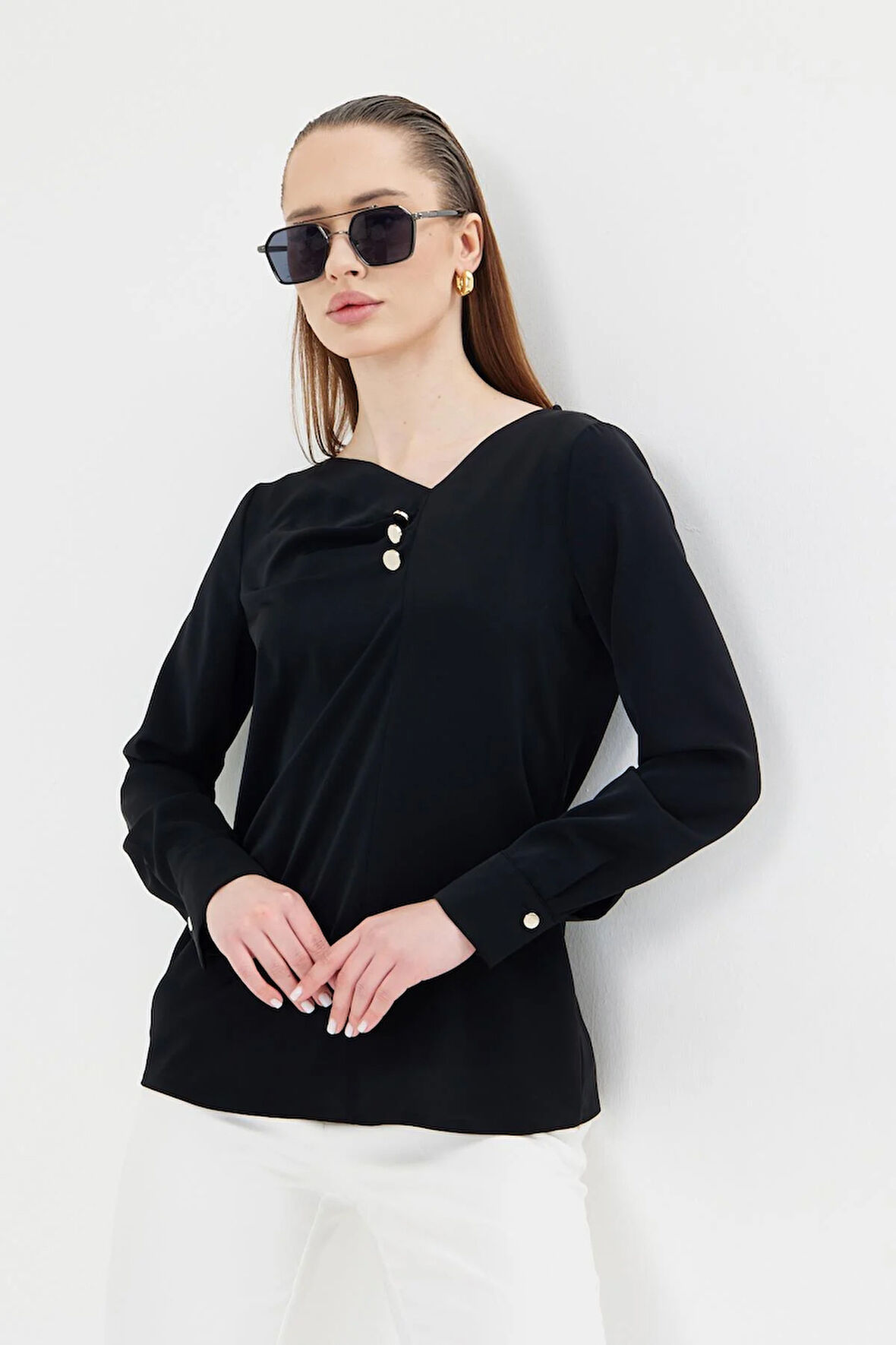 Yakası Pileli ve Düğme Detaylı Gömlek Siyah