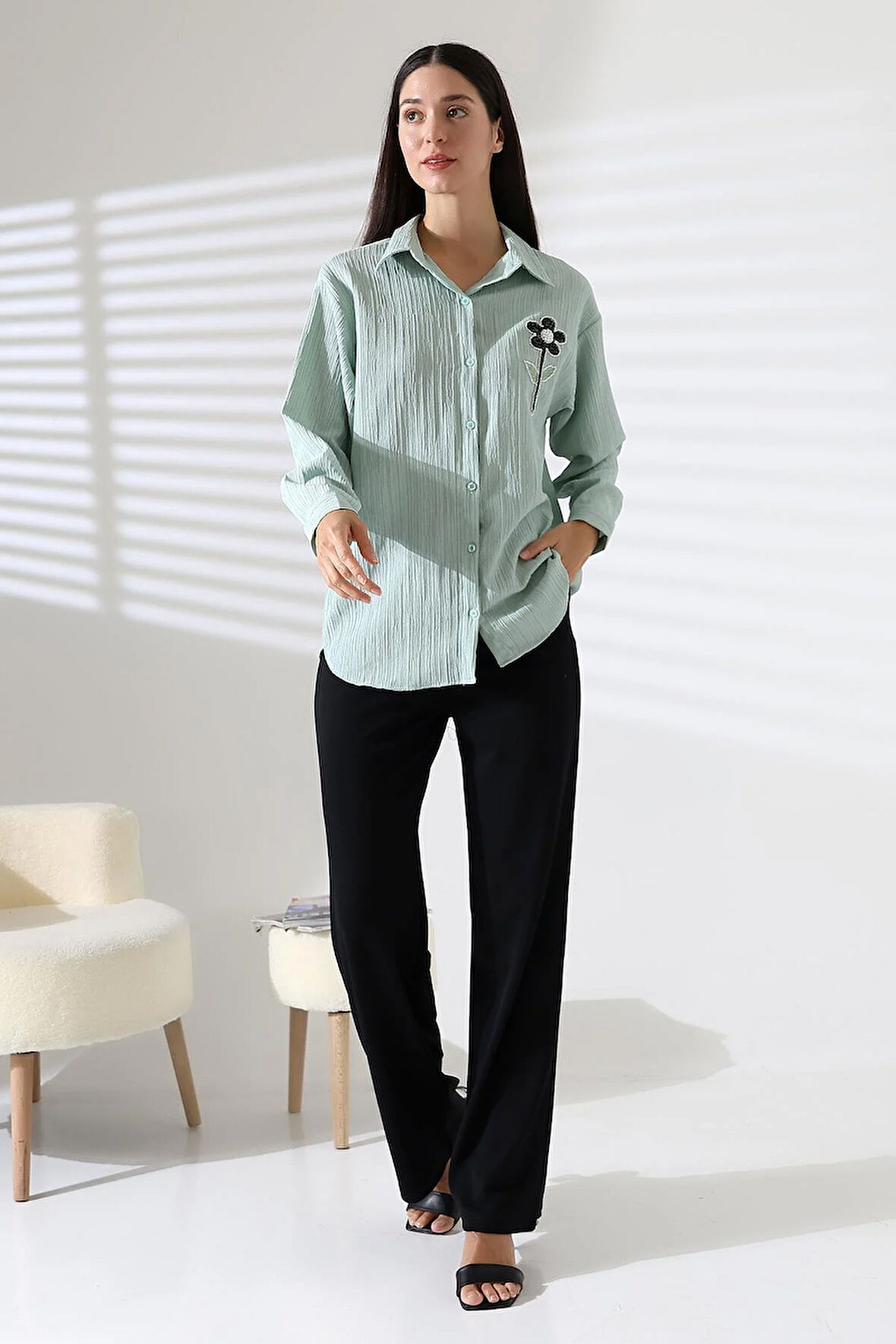  Uzun Kollu Durres Dokulu Çiçek Detaylı Serin Kumaş Kadın Gömlek