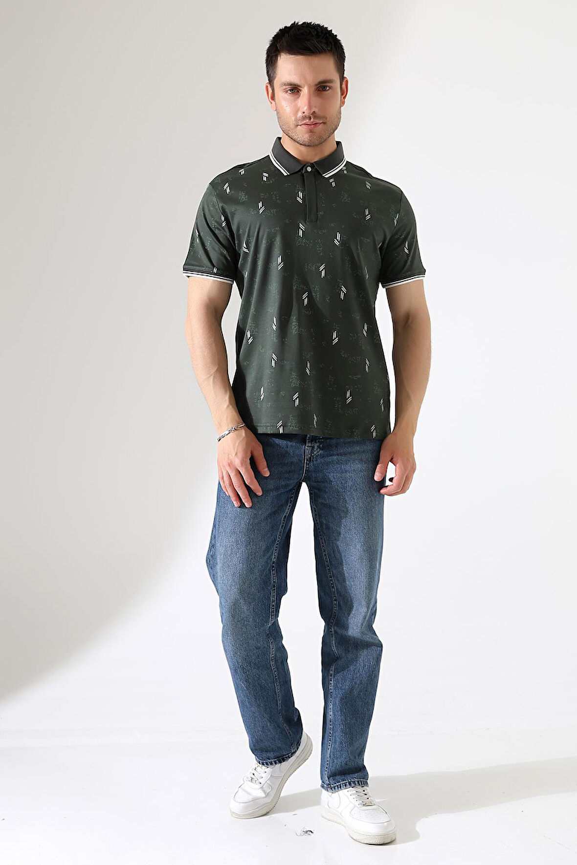 Erkek Yakası Çıt Çıt ve Fermuar Detaylı, Desenli Polo Yaka T-shirt