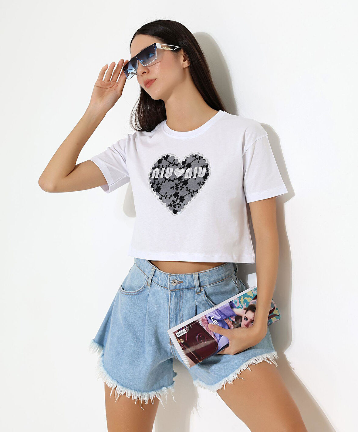 Kadın Kalp Dantel Detaylı Taşlı Crop T-shirt