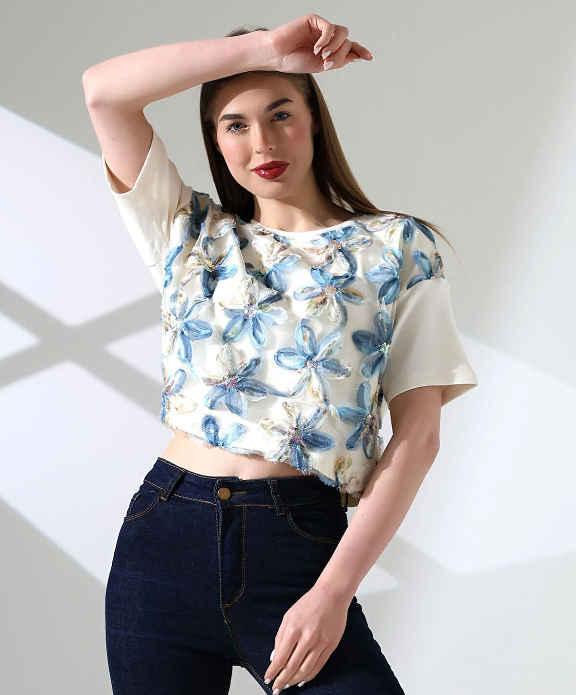 Çiçek Tül Detaylı Nakışlı Bluz T-shirt