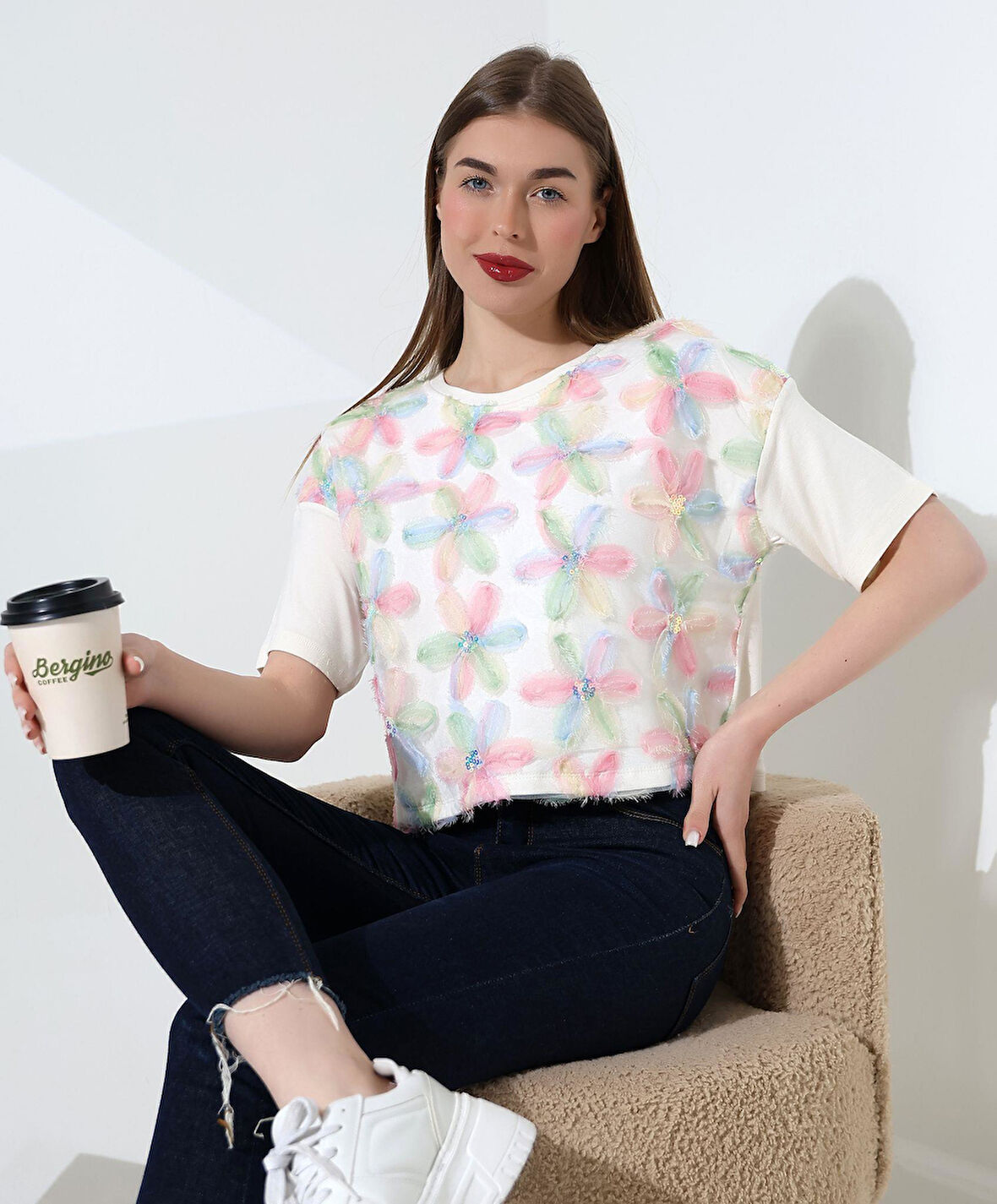 Çiçek Tül Detaylı Nakışlı Bluz T-shirt