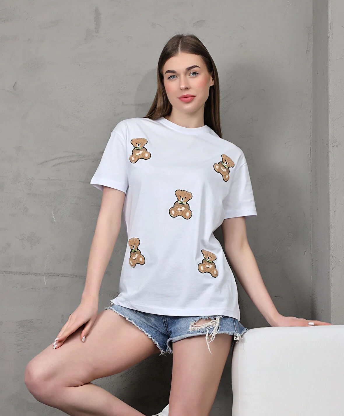 Genç Kadın Ayıcık Süzene Nakışlı T-shirt