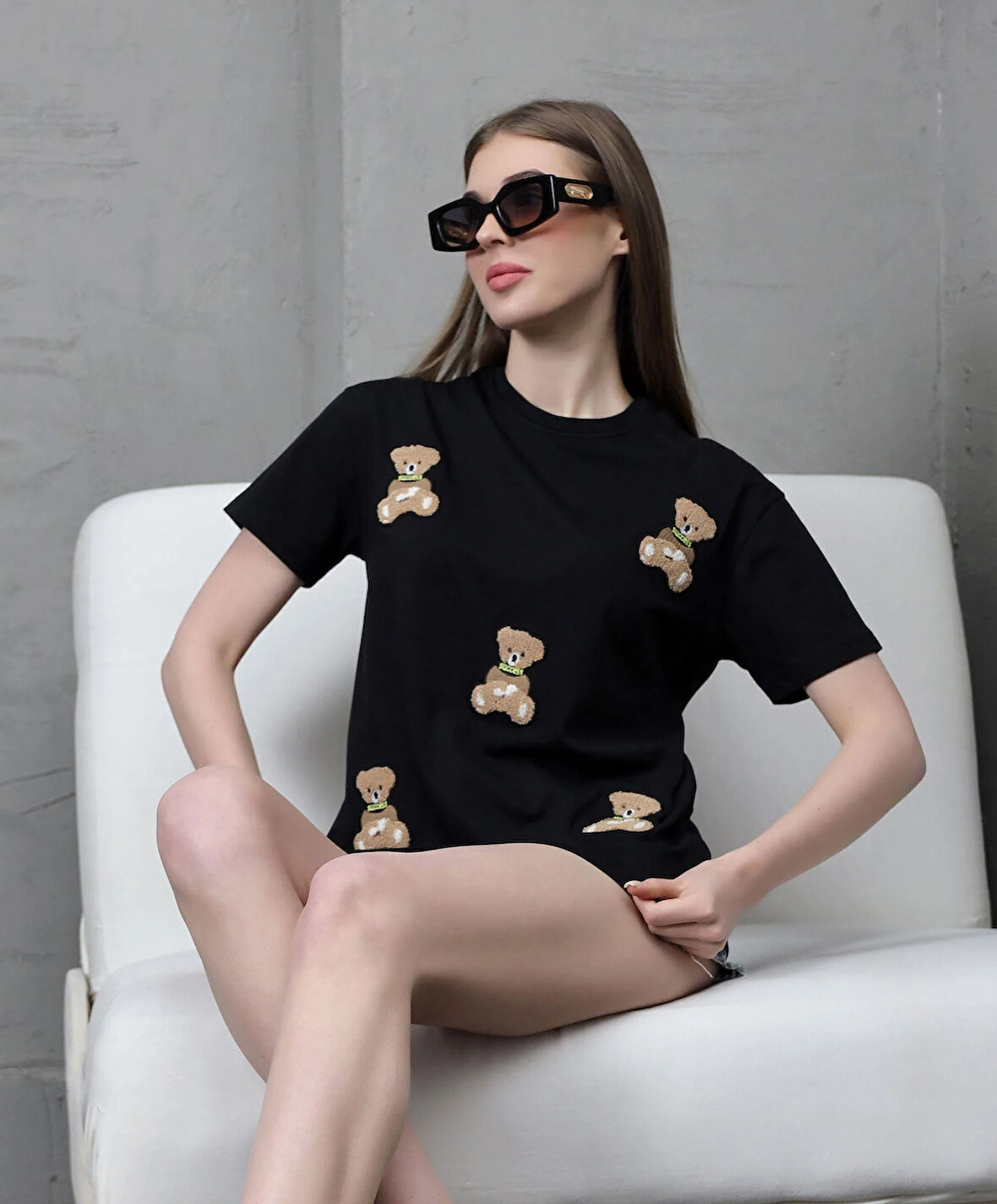 Genç Kadın Ayıcık Süzene Nakışlı T-shirt