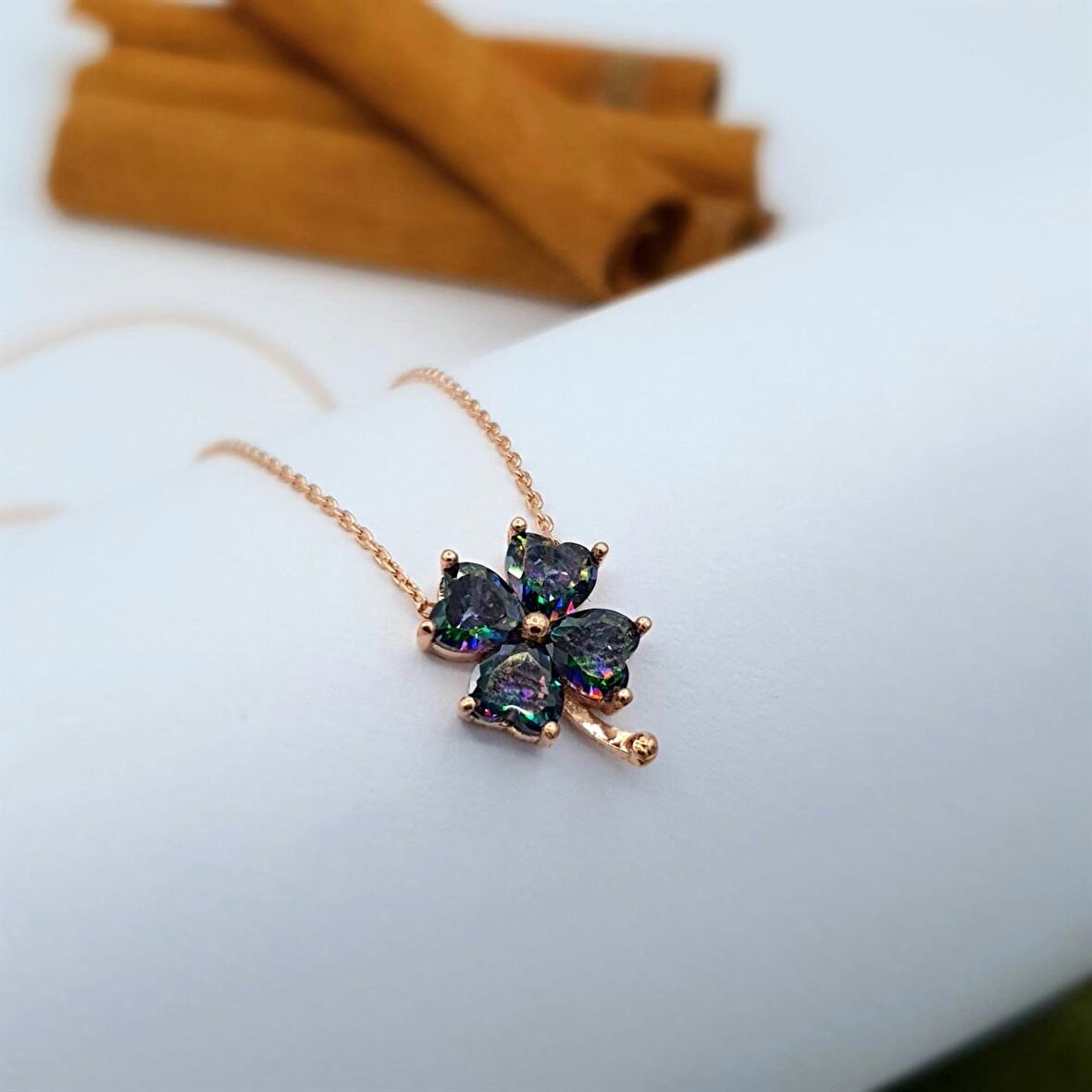 MİSTİK TOPAZ TAŞLI  ROSE GOLD YONCA GÜMÜŞ KOLYE