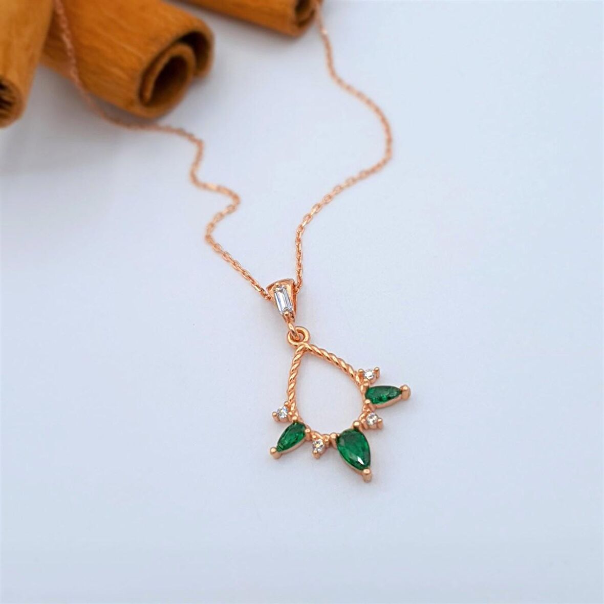 DAMLA ZÜMRÜT TAŞLI ROSE GOLD DAMLA GÜMÜŞ KOLYE