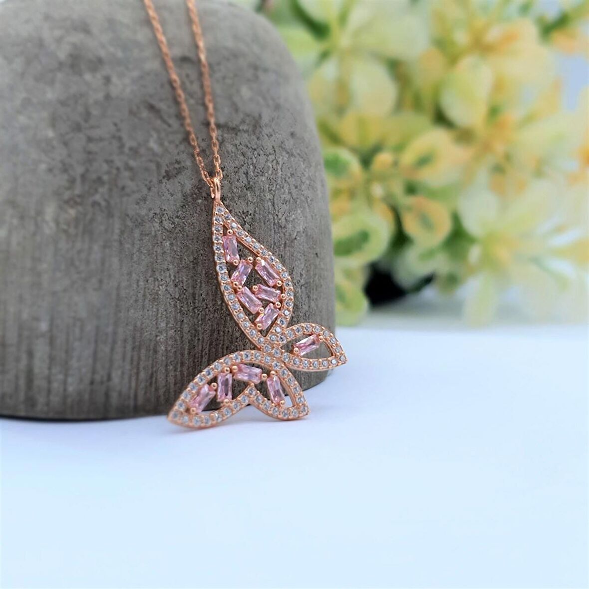 PEMBE BAGET TAŞLI ROSE RENK SU KELEBEĞİ GÜMÜŞ KOLYE