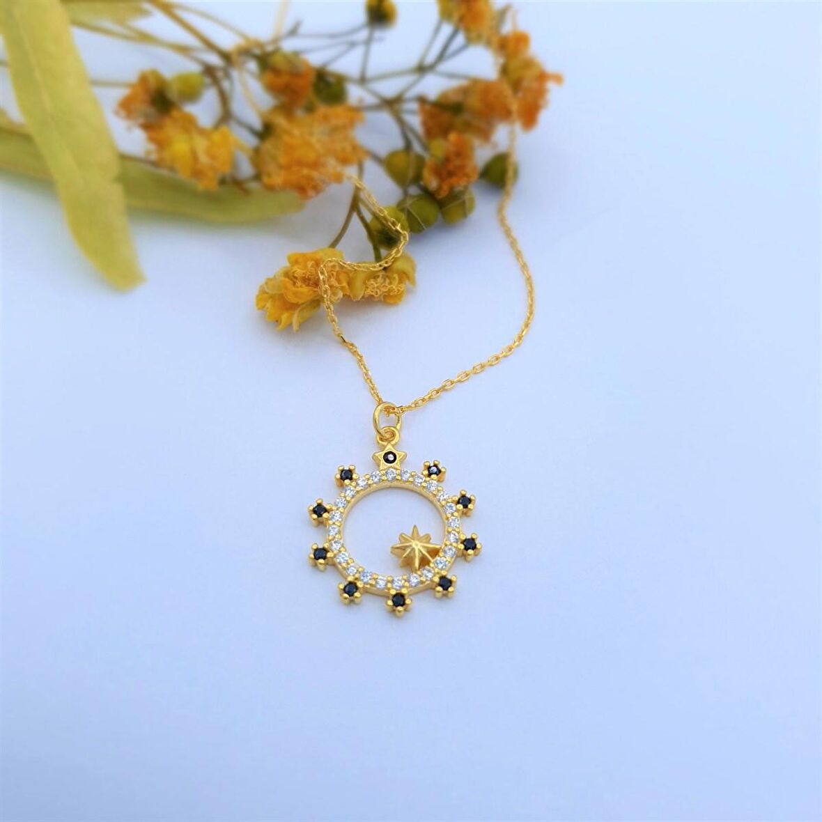 IŞILTILI GÜNEŞ GOLD RENK GÜMÜŞ KOLYE