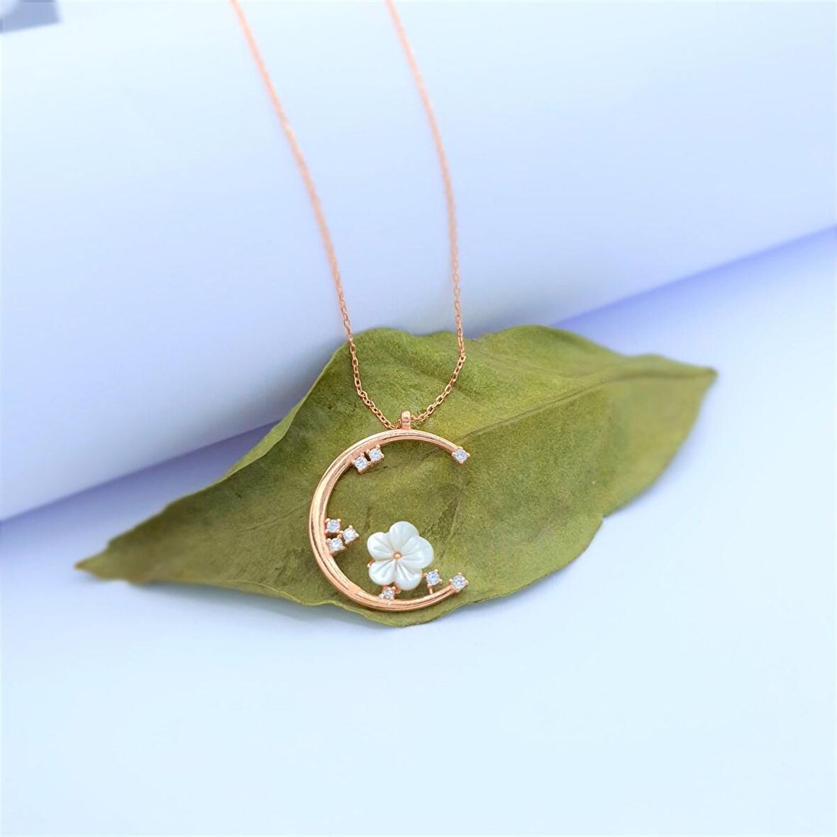 MANOLYA ÇİÇEĞİ ZİRCON TAŞ SEDEFLİ HİLAL ROSE GÜMÜŞ KOLYE