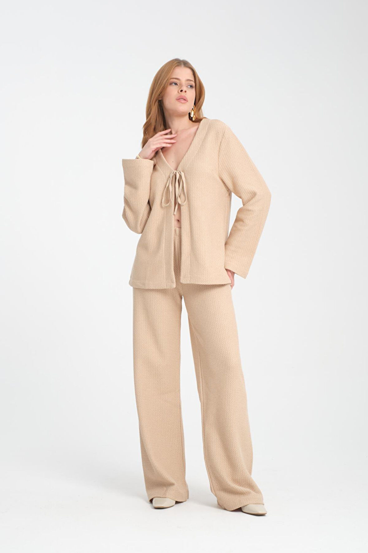 Kadın V Yaka Hırka ve Geniş Paça Pantolon Takımı - Konforlu ve Trend Günlük Kombin