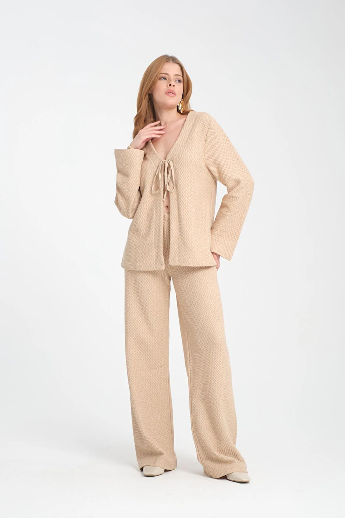 Kadın V Yaka Hırka ve Geniş Paça Pantolon Takımı - Konforlu ve Trend Günlük Kombin