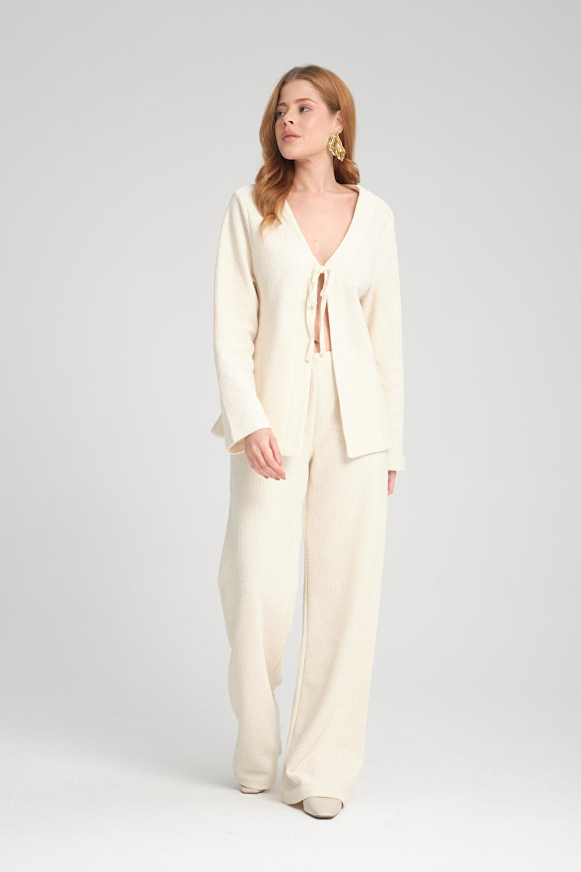 Kadın V Yaka Hırka ve Geniş Paça Pantolon Takımı - Konforlu ve Trend Günlük Kombin